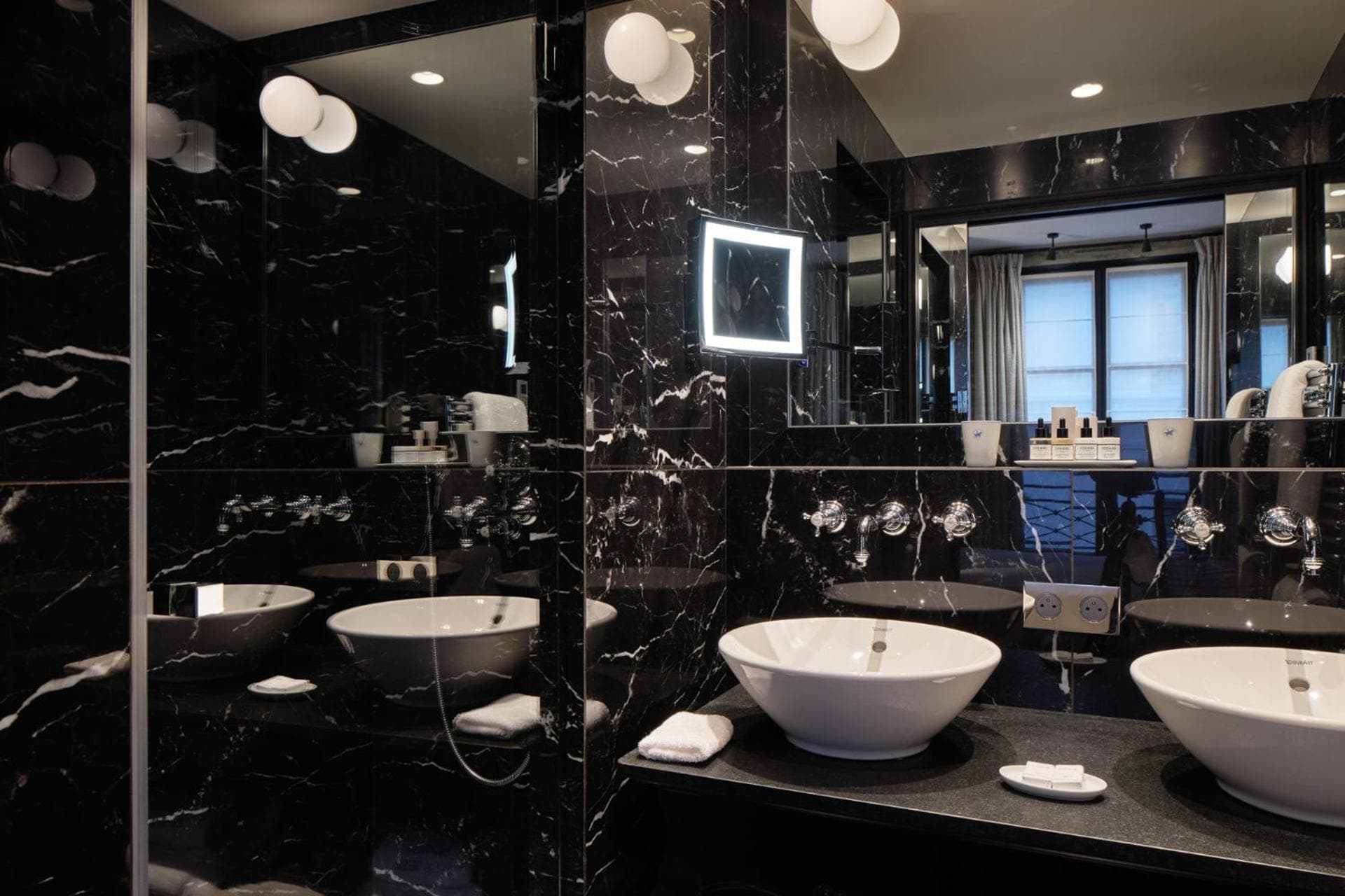 Le Pavillon de la Reine & Spa, Place des Vosges — 25