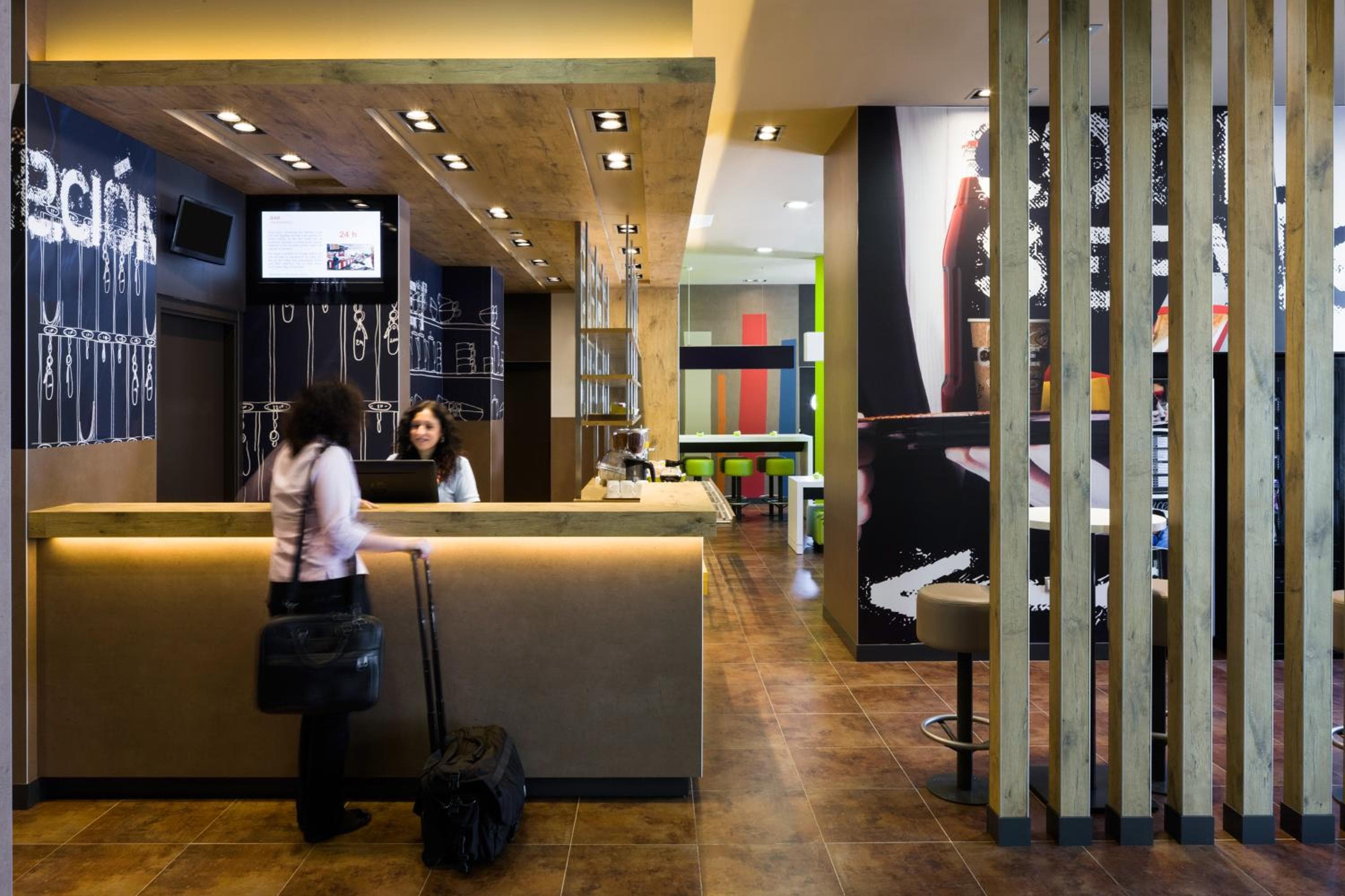 Ibis Budget Sevilla Aeropuerto — 9