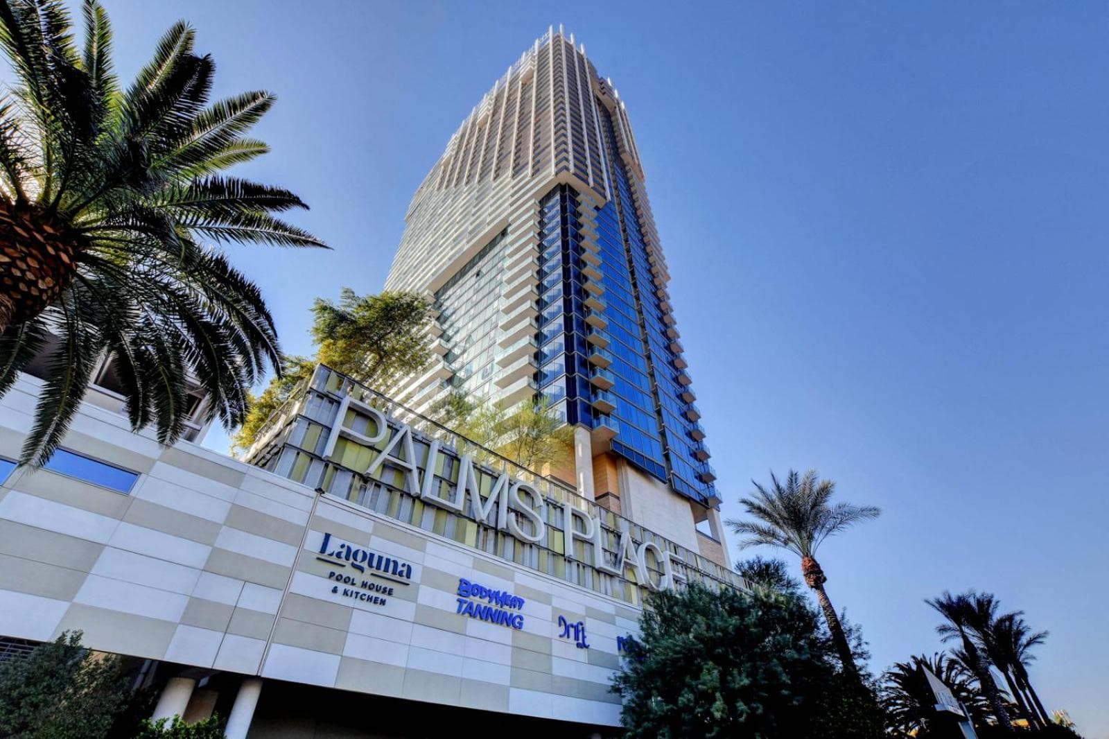 Private Luxury Panoramic Suite at Palms Place — 15