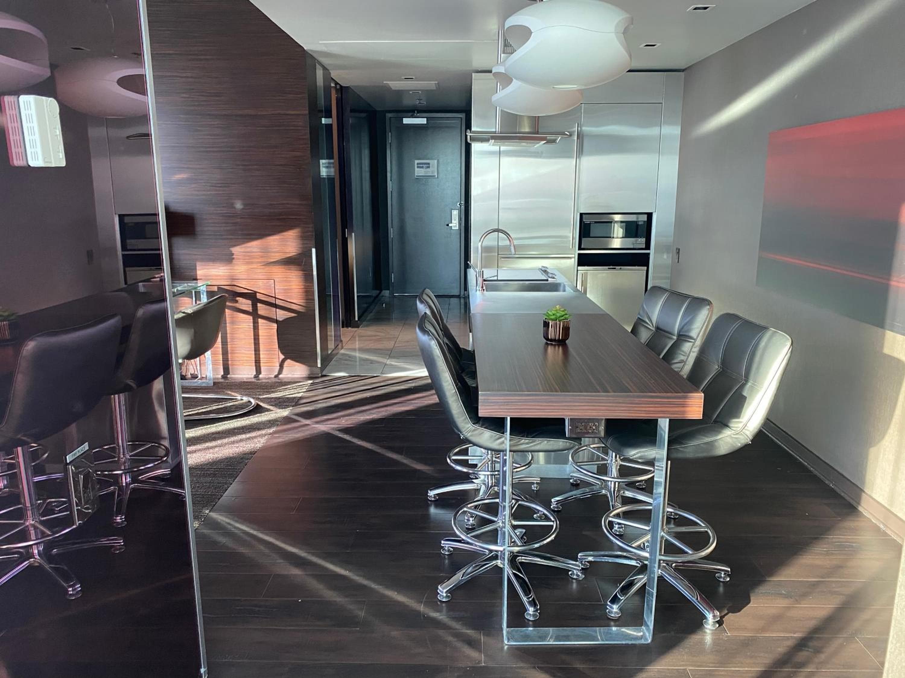 Private Luxury Panoramic Suite at Palms Place — 10