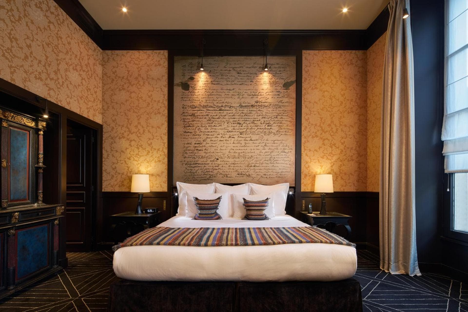 Le Pavillon de la Reine & Spa, Place des Vosges — 15
