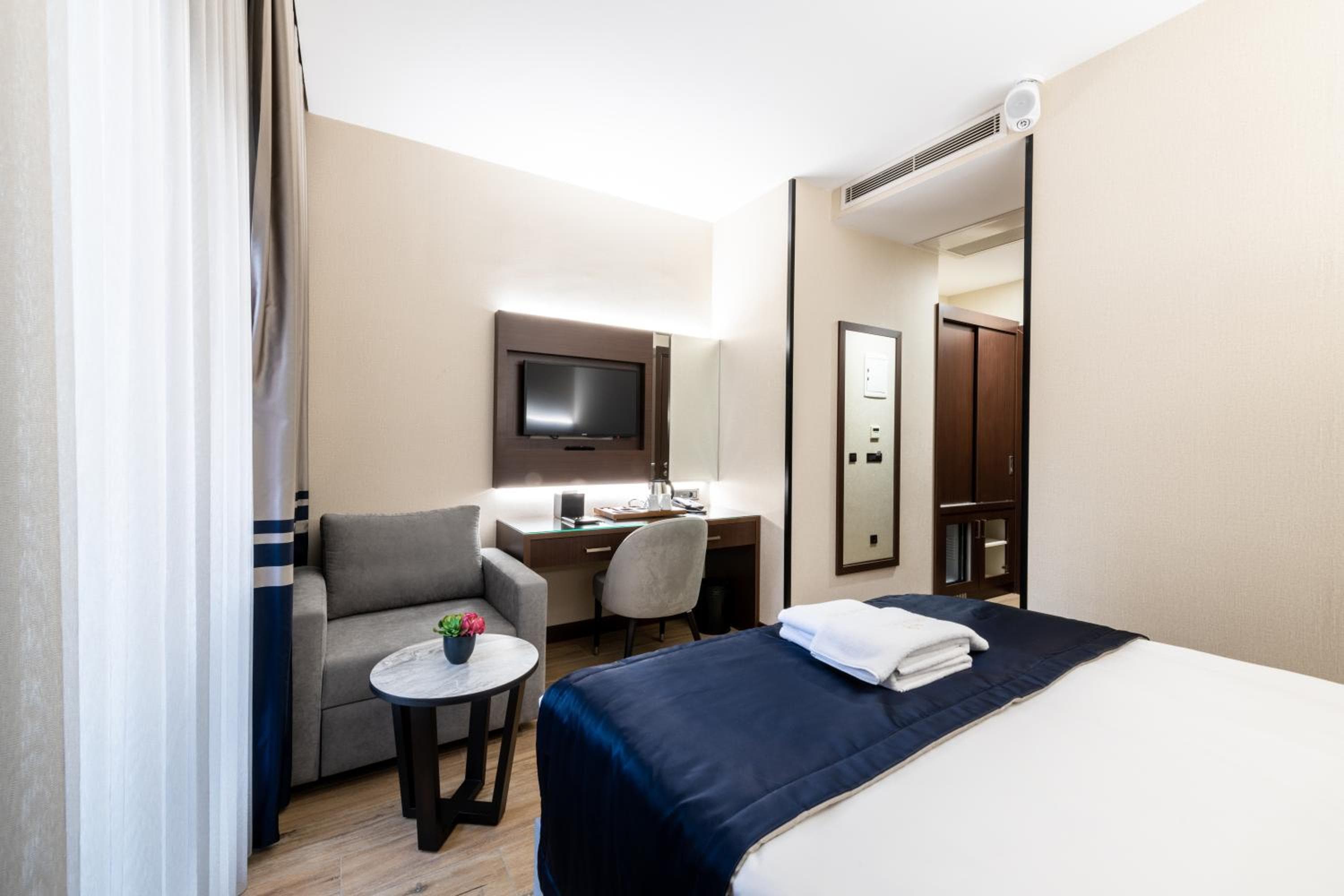 Aprilis Deluxe Hotel — 13