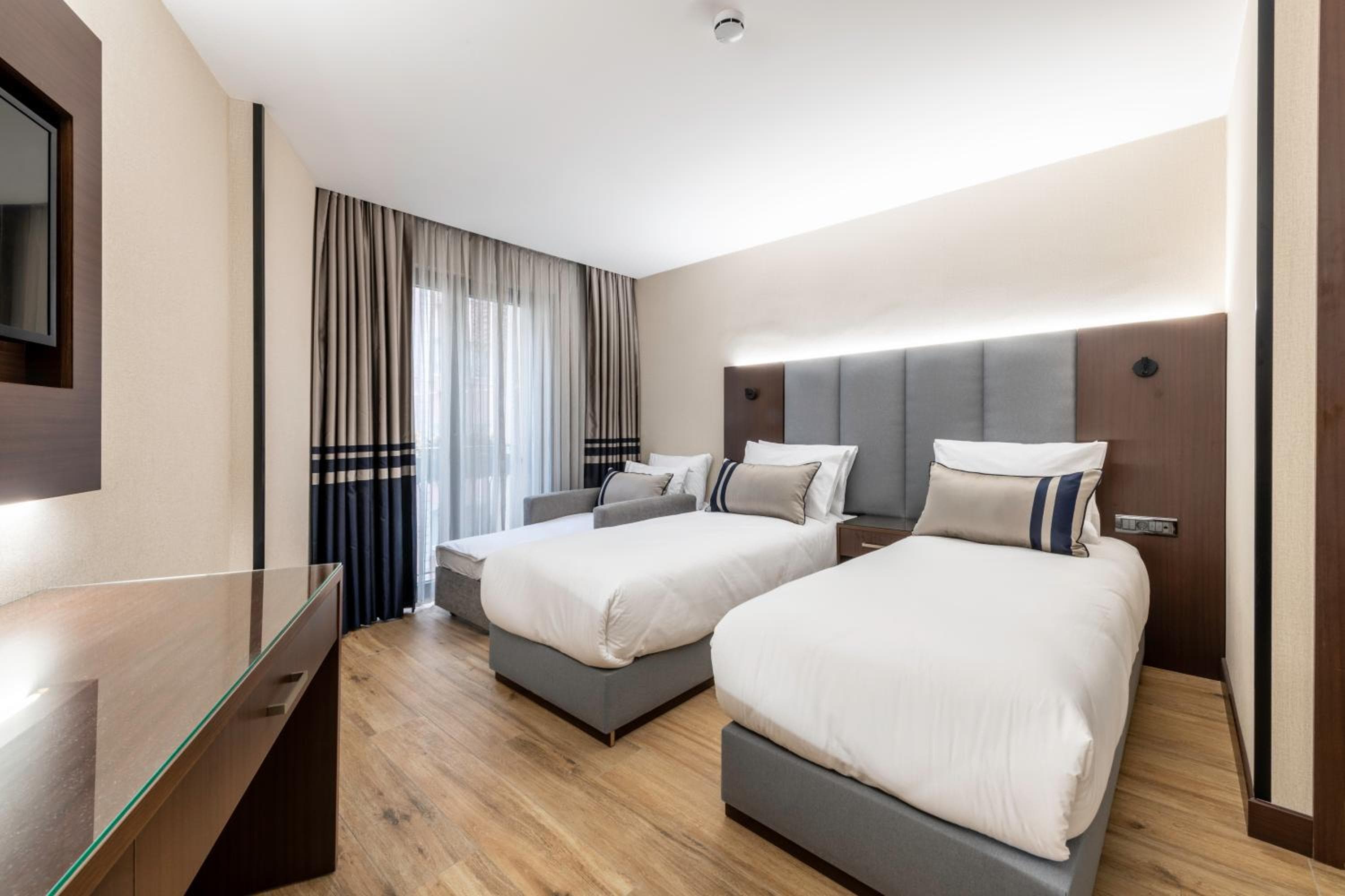 Aprilis Deluxe Hotel — 2