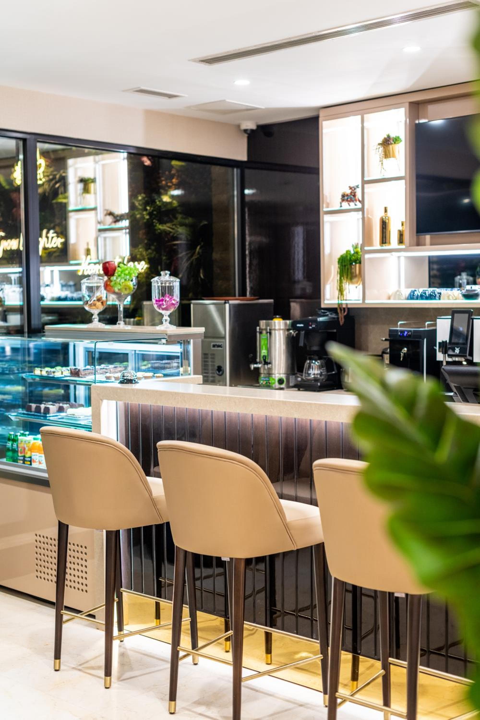 Aprilis Deluxe Hotel — 15