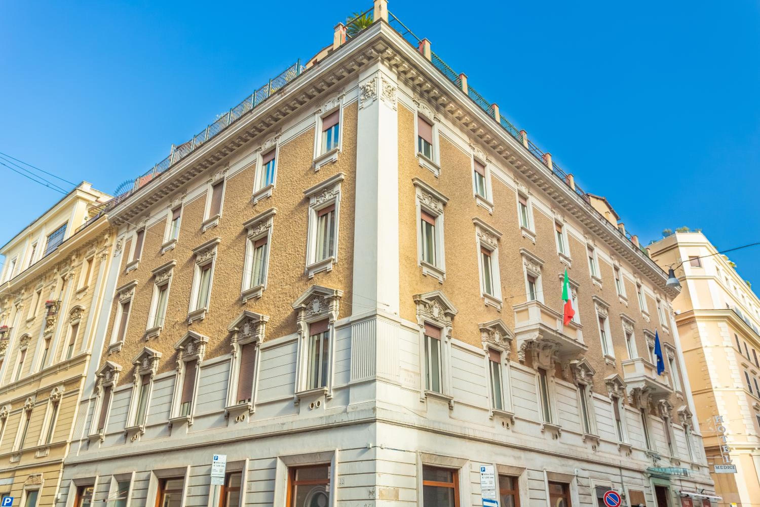 Hotel Medici — 1