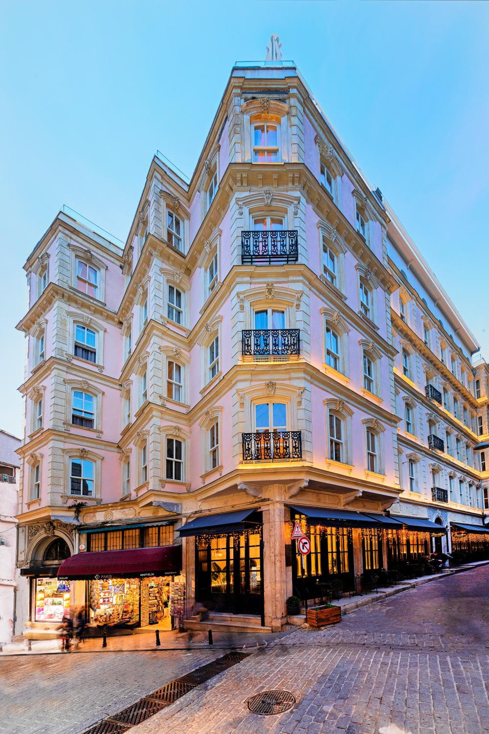 Hotel Meroddi Barnathan — 1