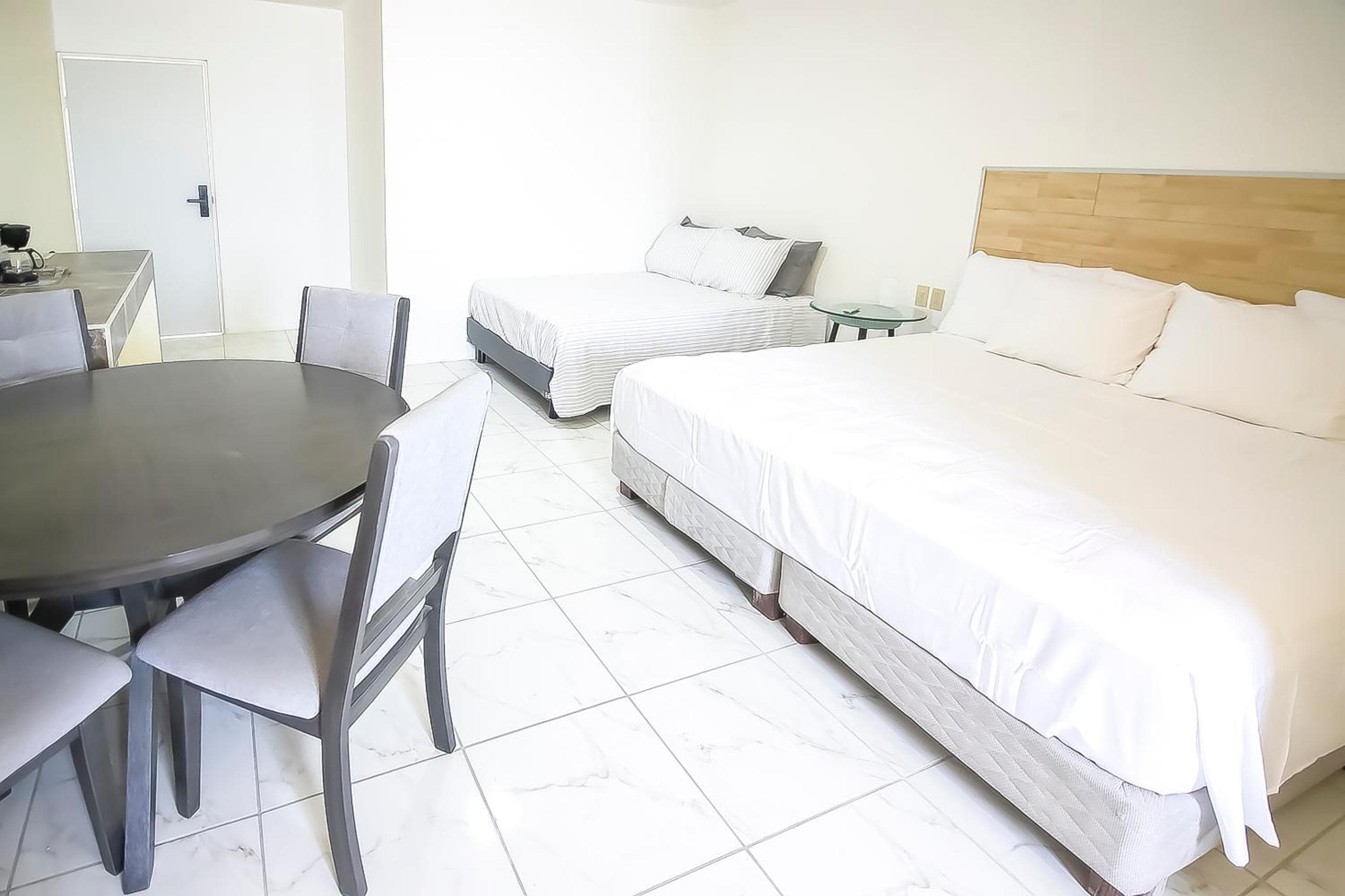 OYO Hotel Plaza Las Torres, Cabo San Lucas — 5
