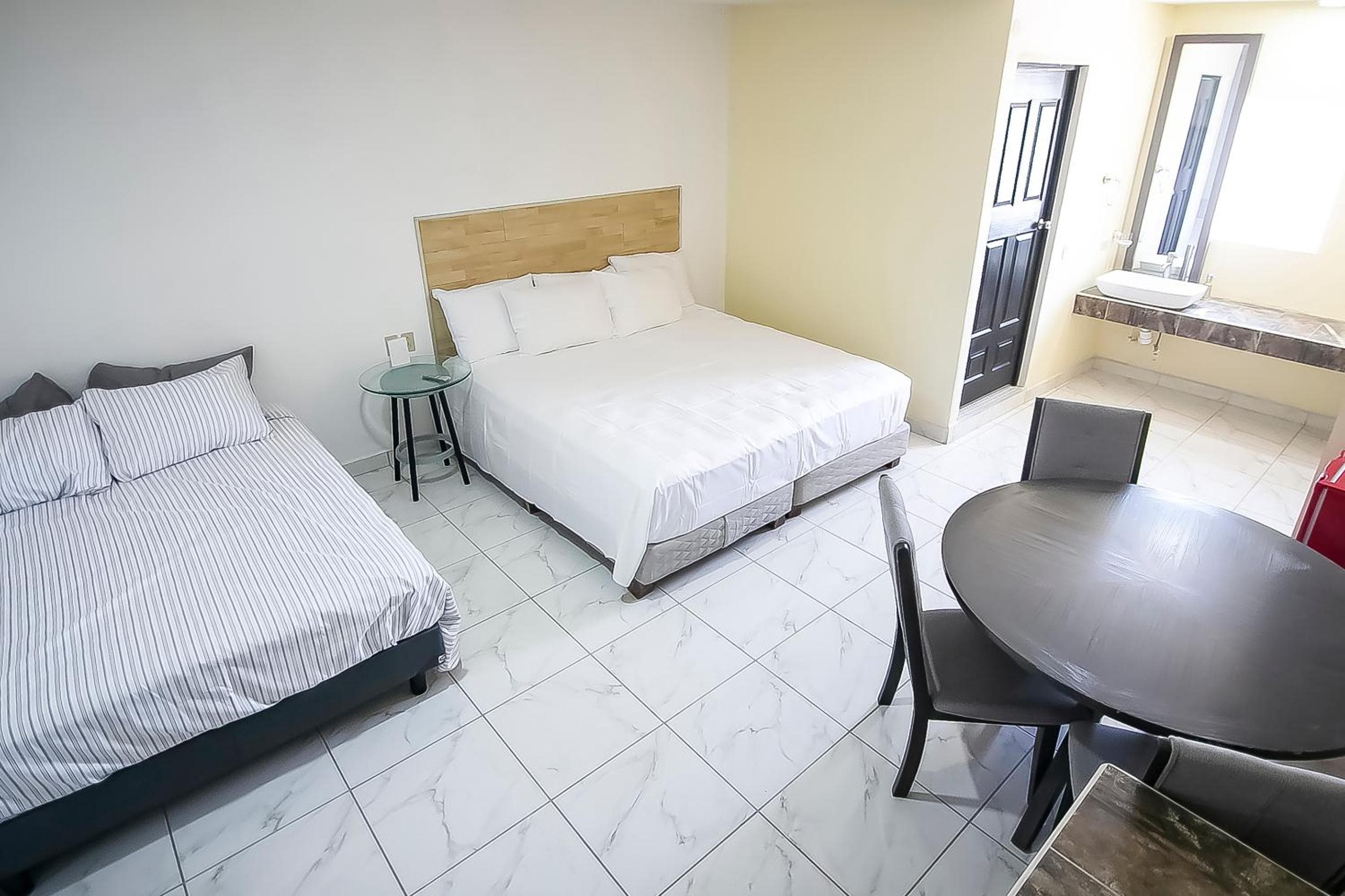 OYO Hotel Plaza Las Torres, Cabo San Lucas — 2