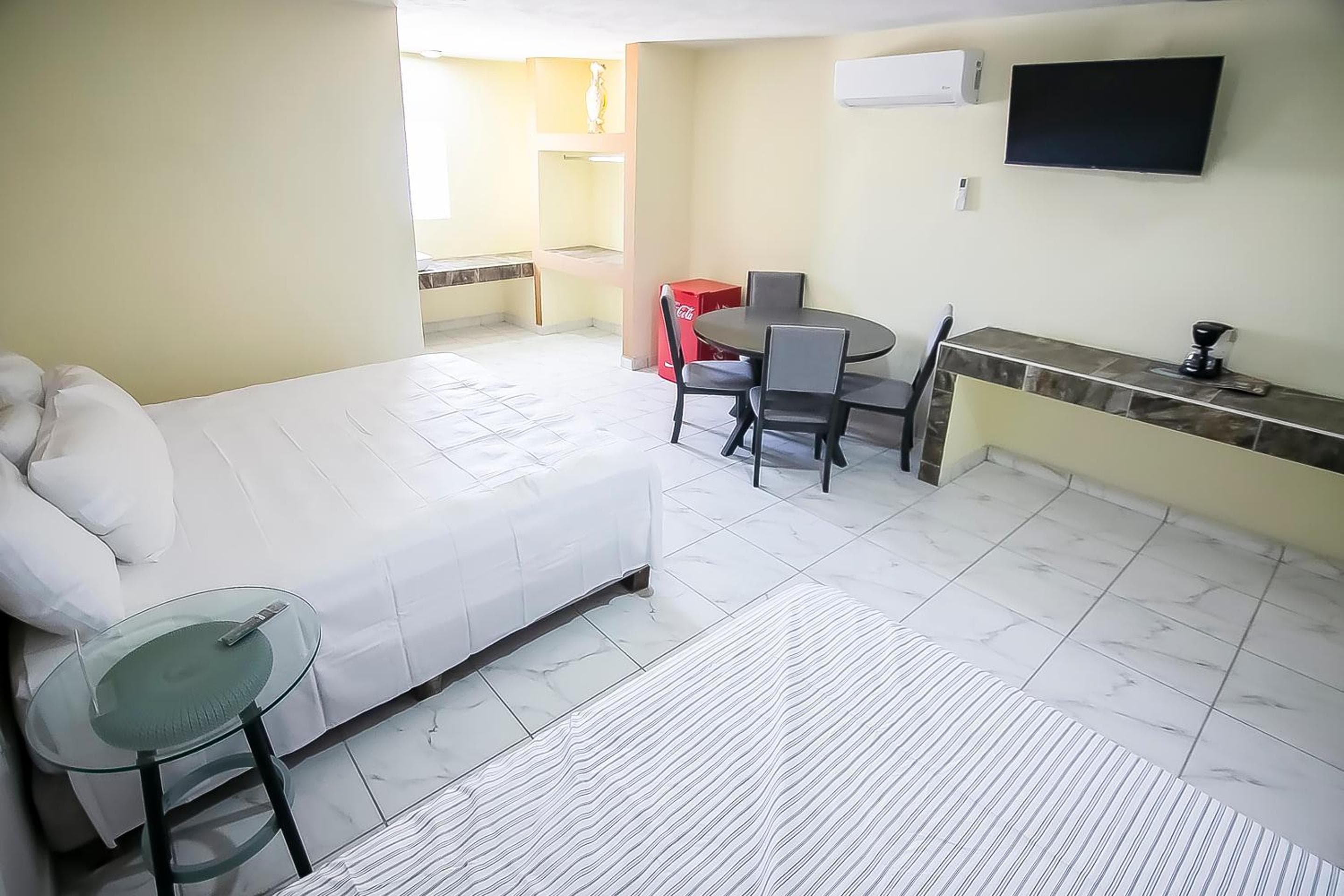 OYO Hotel Plaza Las Torres, Cabo San Lucas — 2