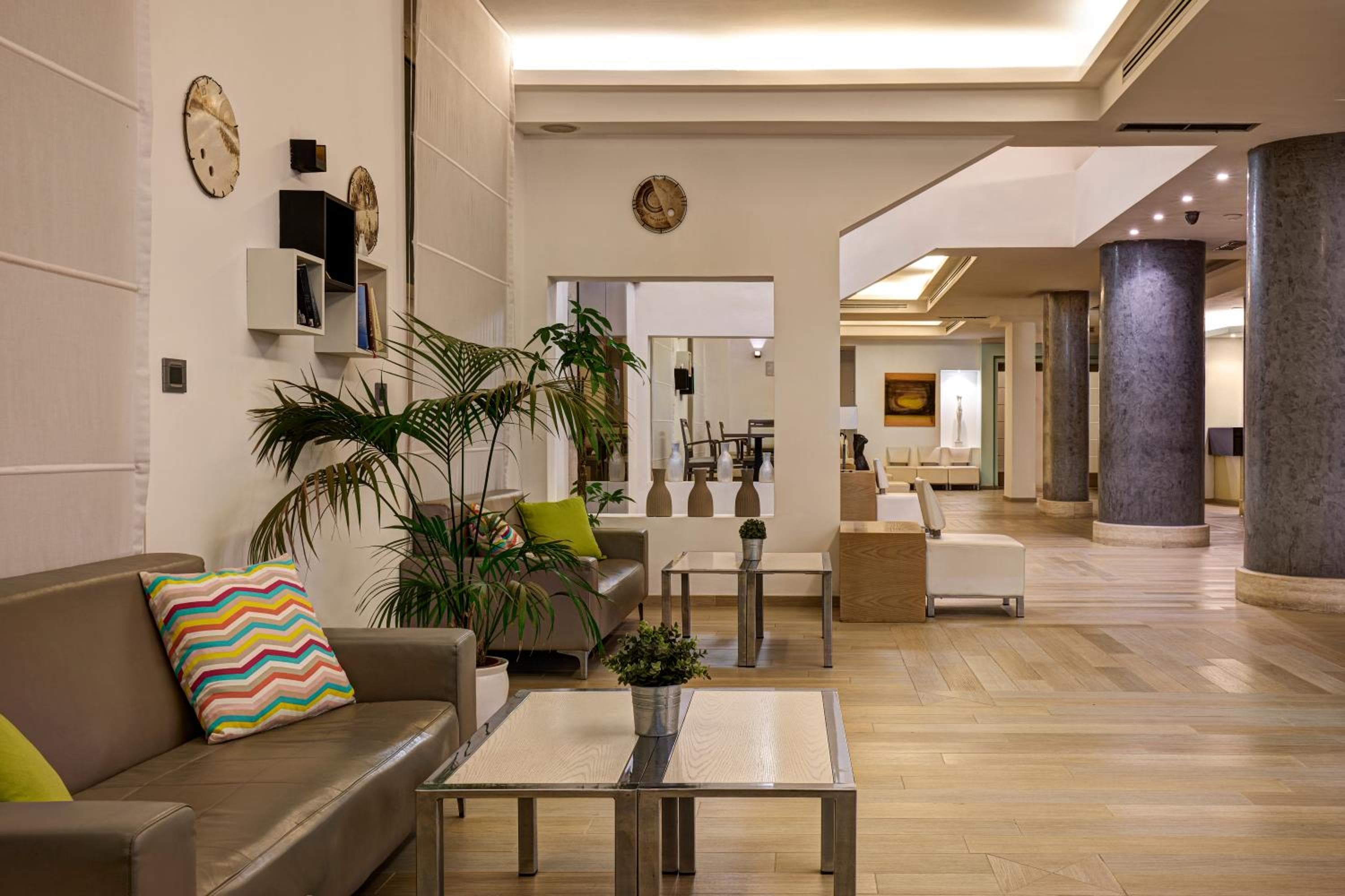 Occidental Aurelia — 18