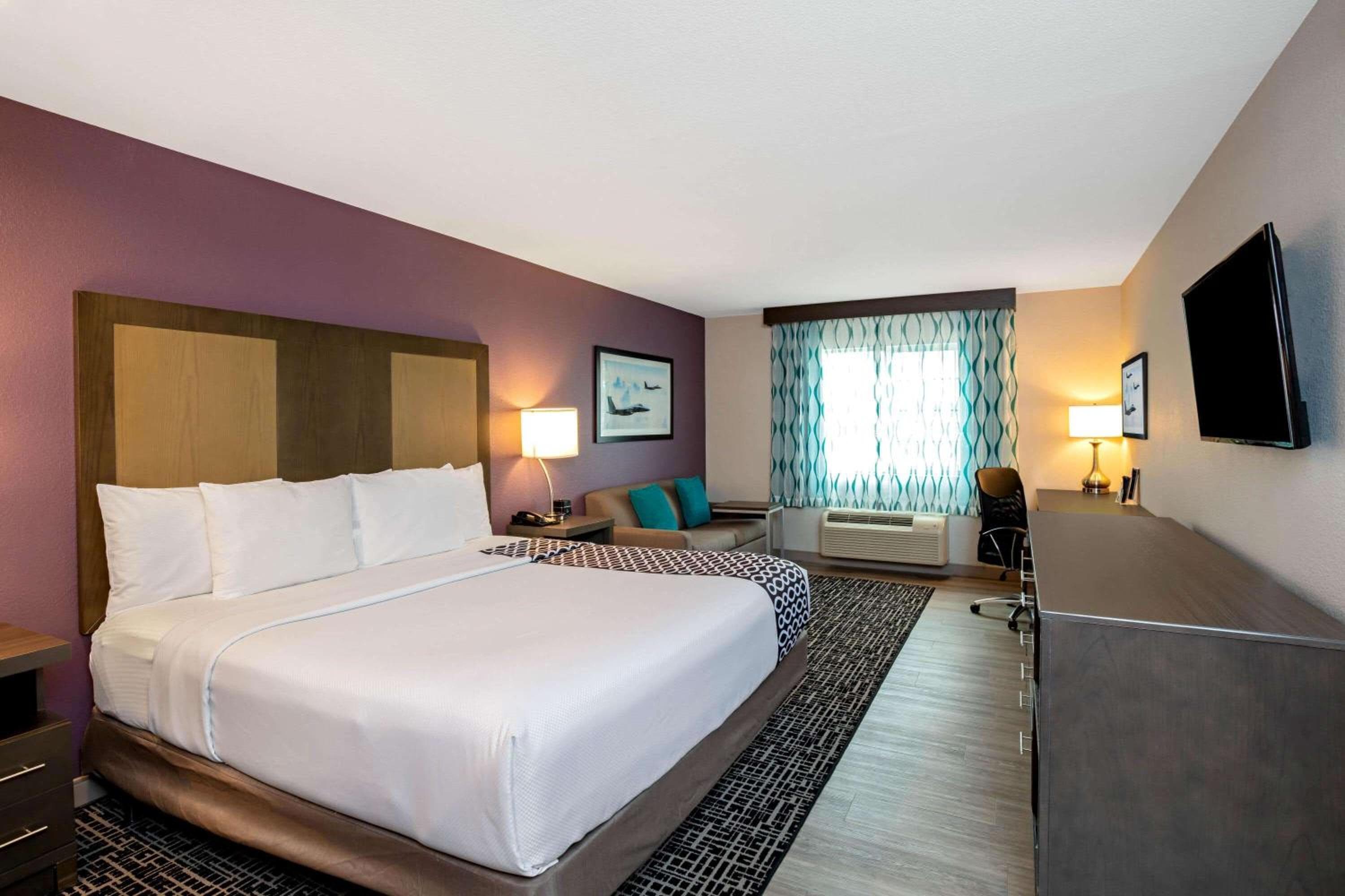 La Quinta Inn & Suites by Wyndham Las Vegas Nellis — 14