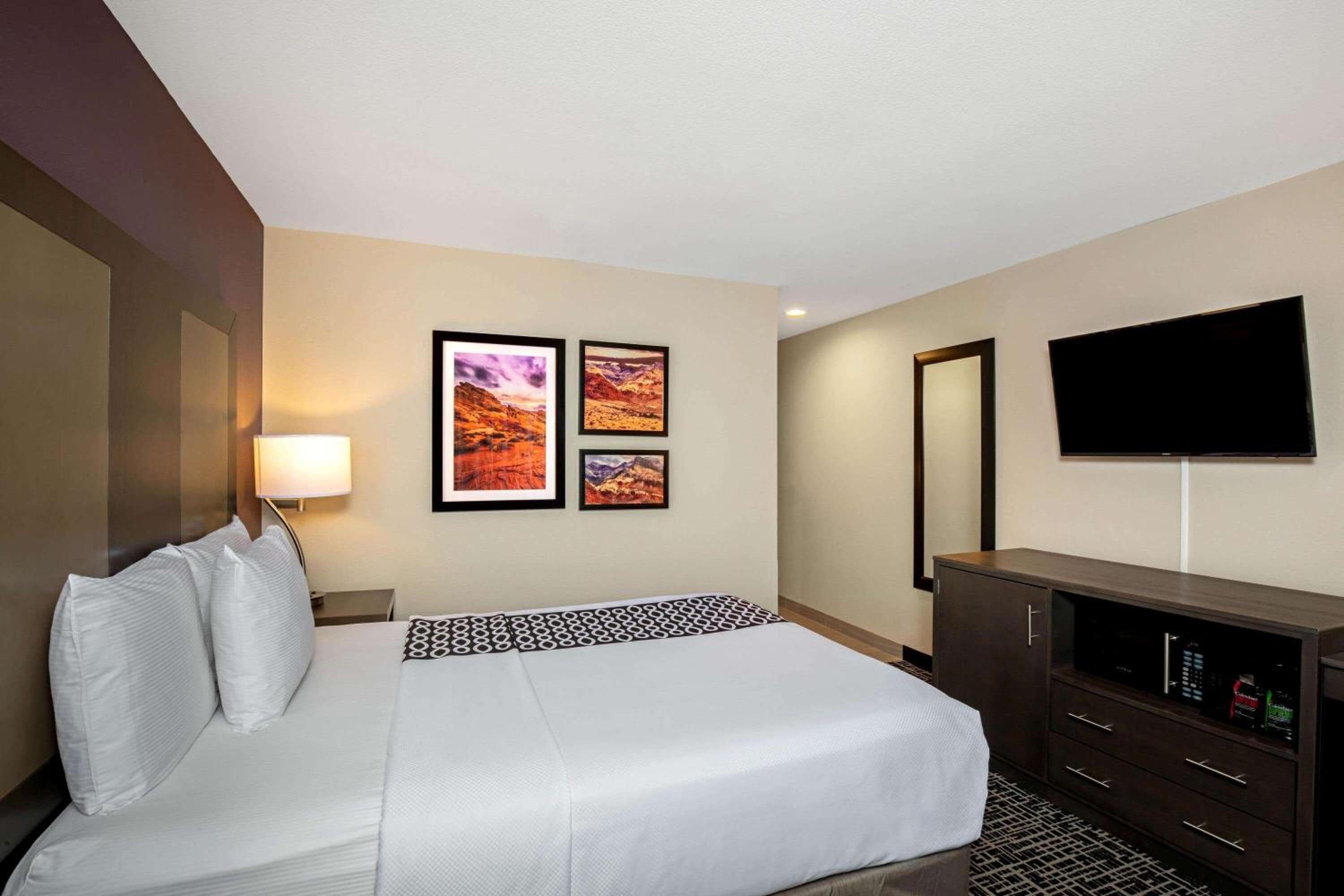 La Quinta Inn & Suites by Wyndham Las Vegas Nellis — 8