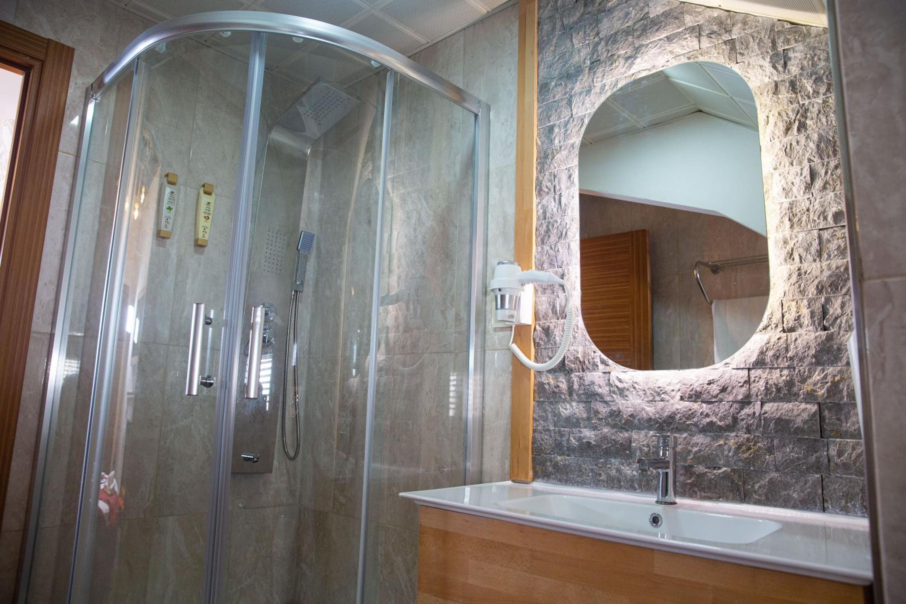 Emirtimes Hotel Kadıköy — 28