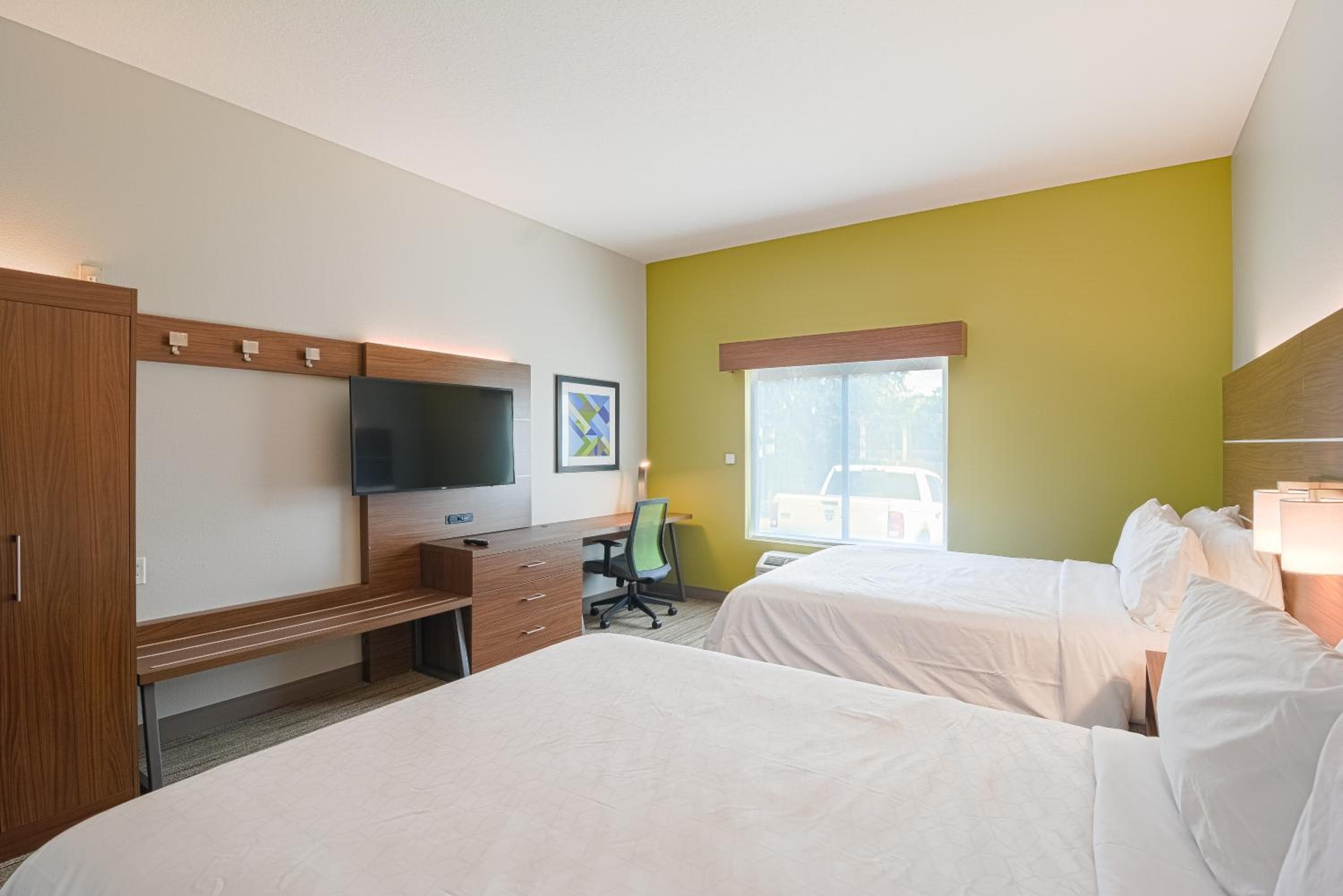 Holiday Inn Express Hotel & Suites Tampa-USF-Busch Gardens by IHG — 8