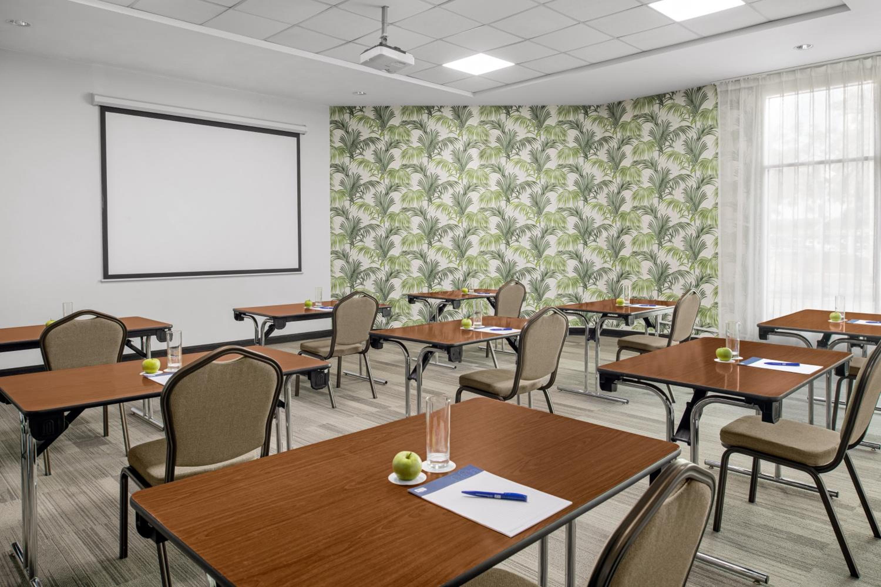 Holiday Inn Express Dubai Safa Park by IHG — 6