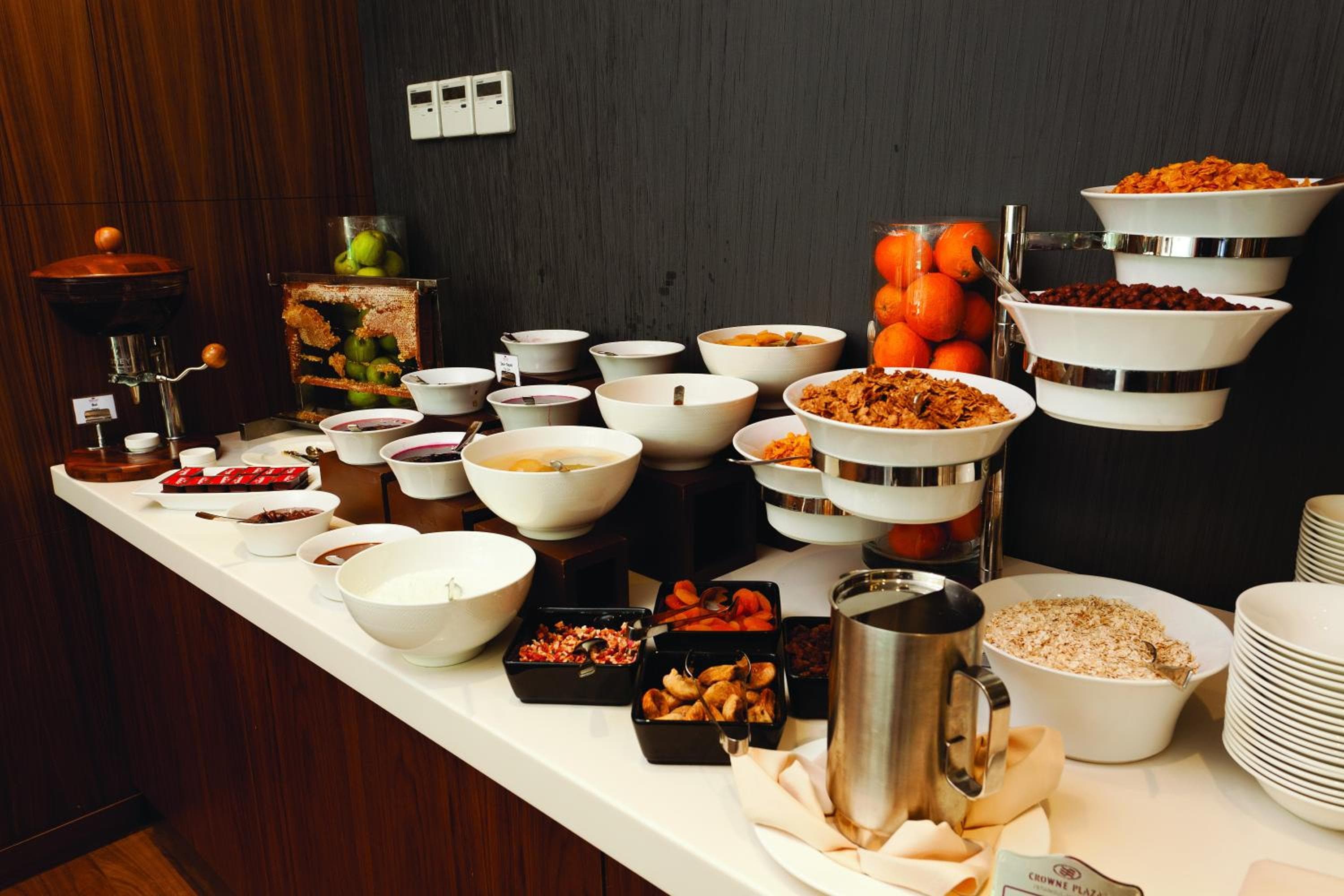 Crowne Plaza Istanbul Harbiye by IHG — 10