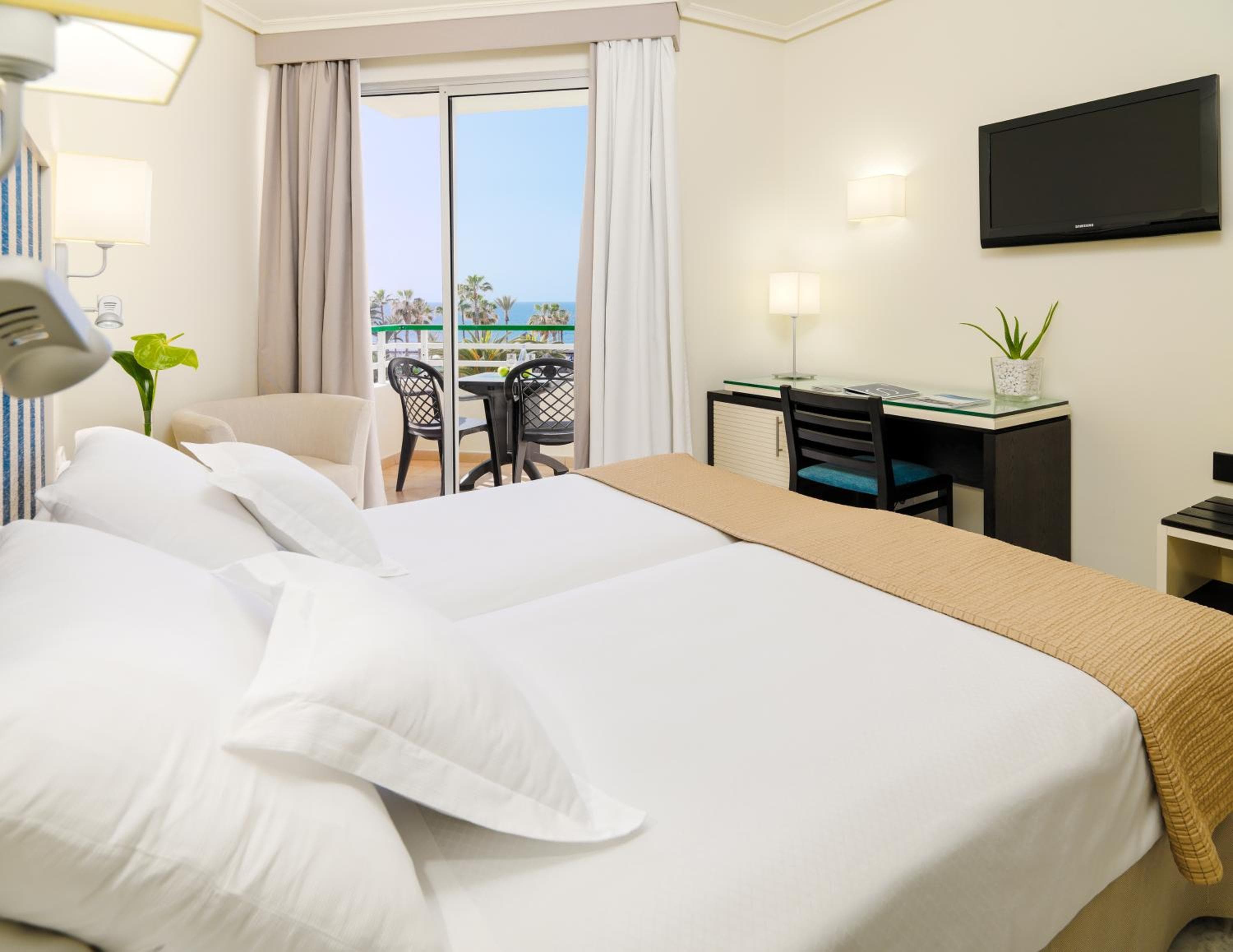 H10 Las Palmeras — 20