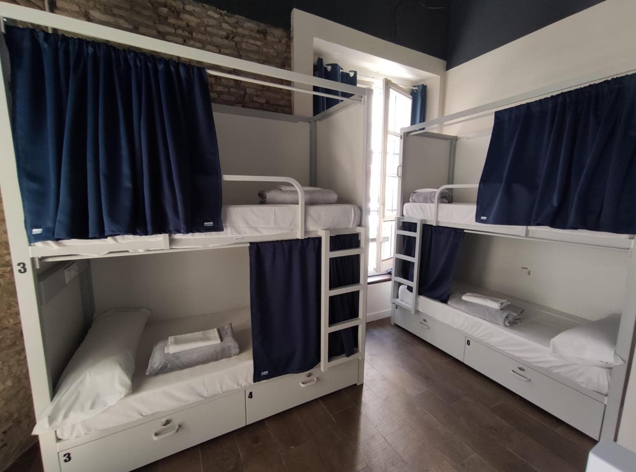 Schwarzer Schwan Hostel Sevilla — 16