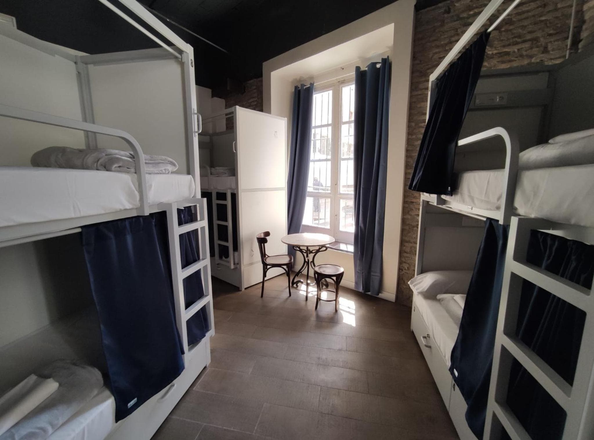 Schwarzer Schwan Hostel Sevilla — 18