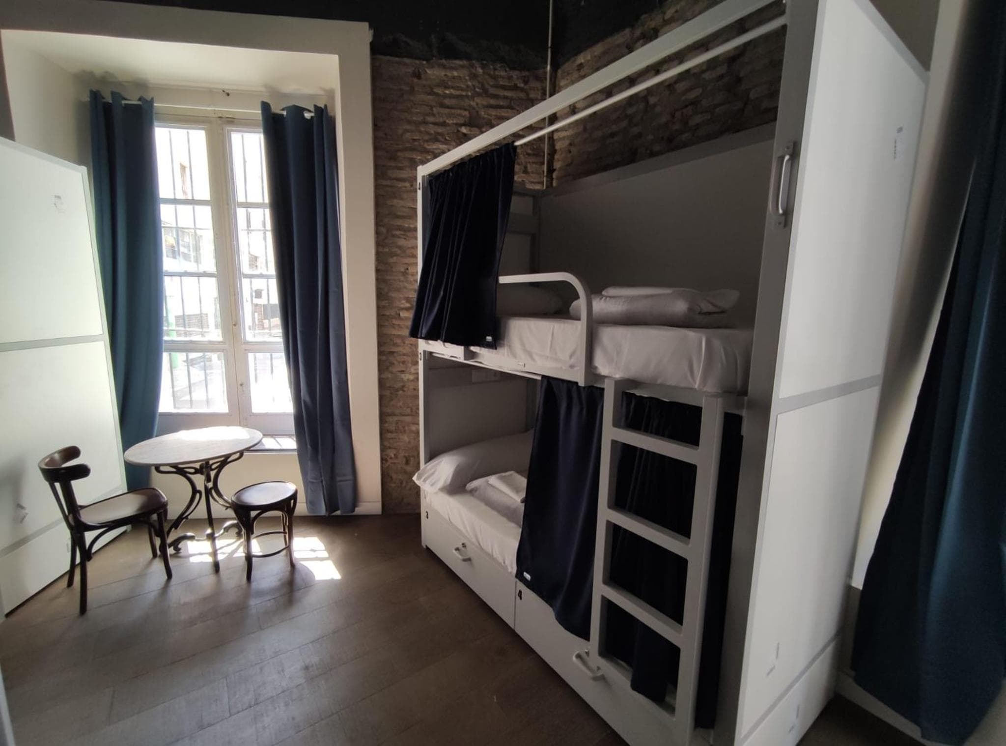 Schwarzer Schwan Hostel Sevilla — 17