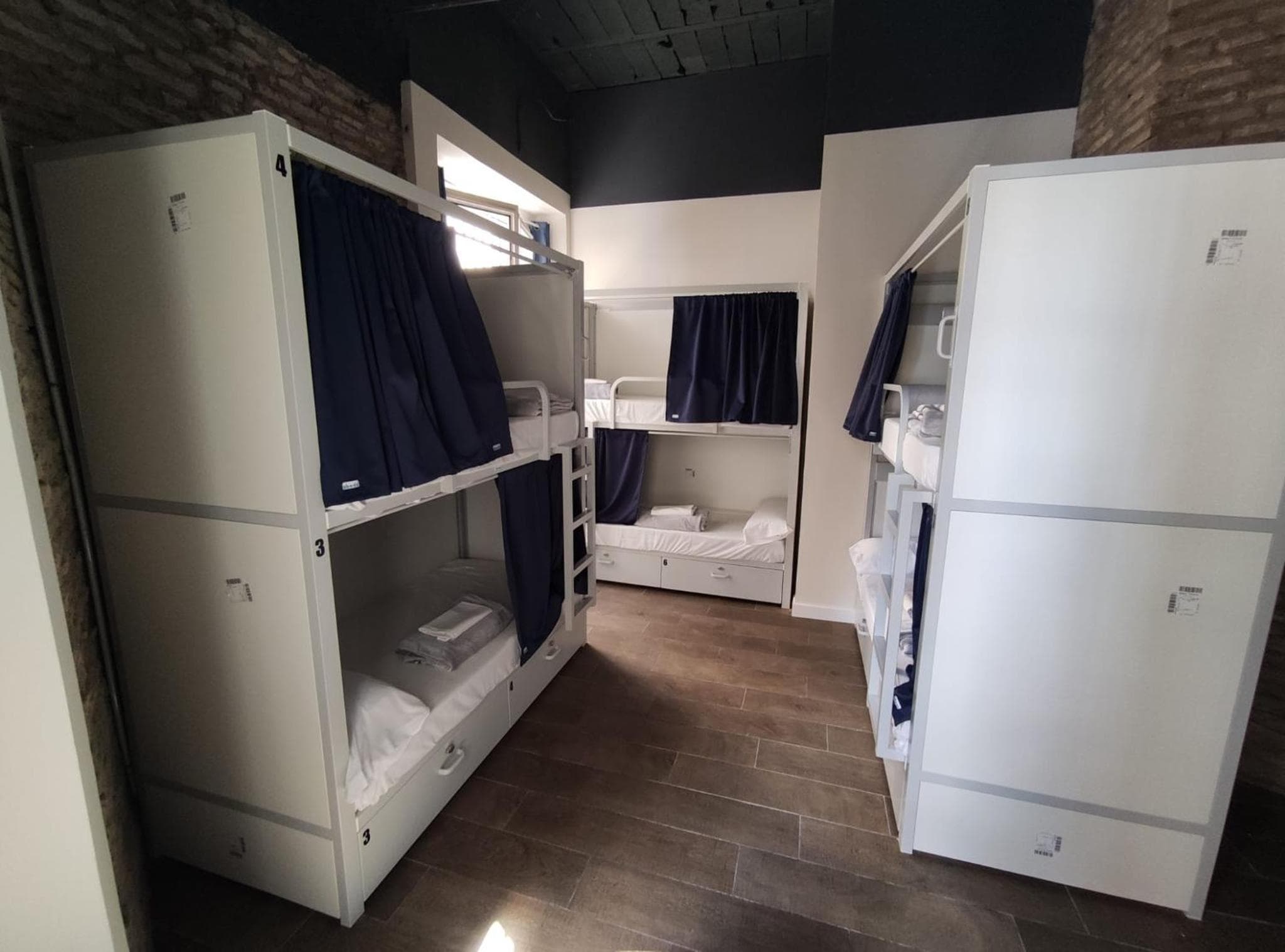 Schwarzer Schwan Hostel Sevilla — 14