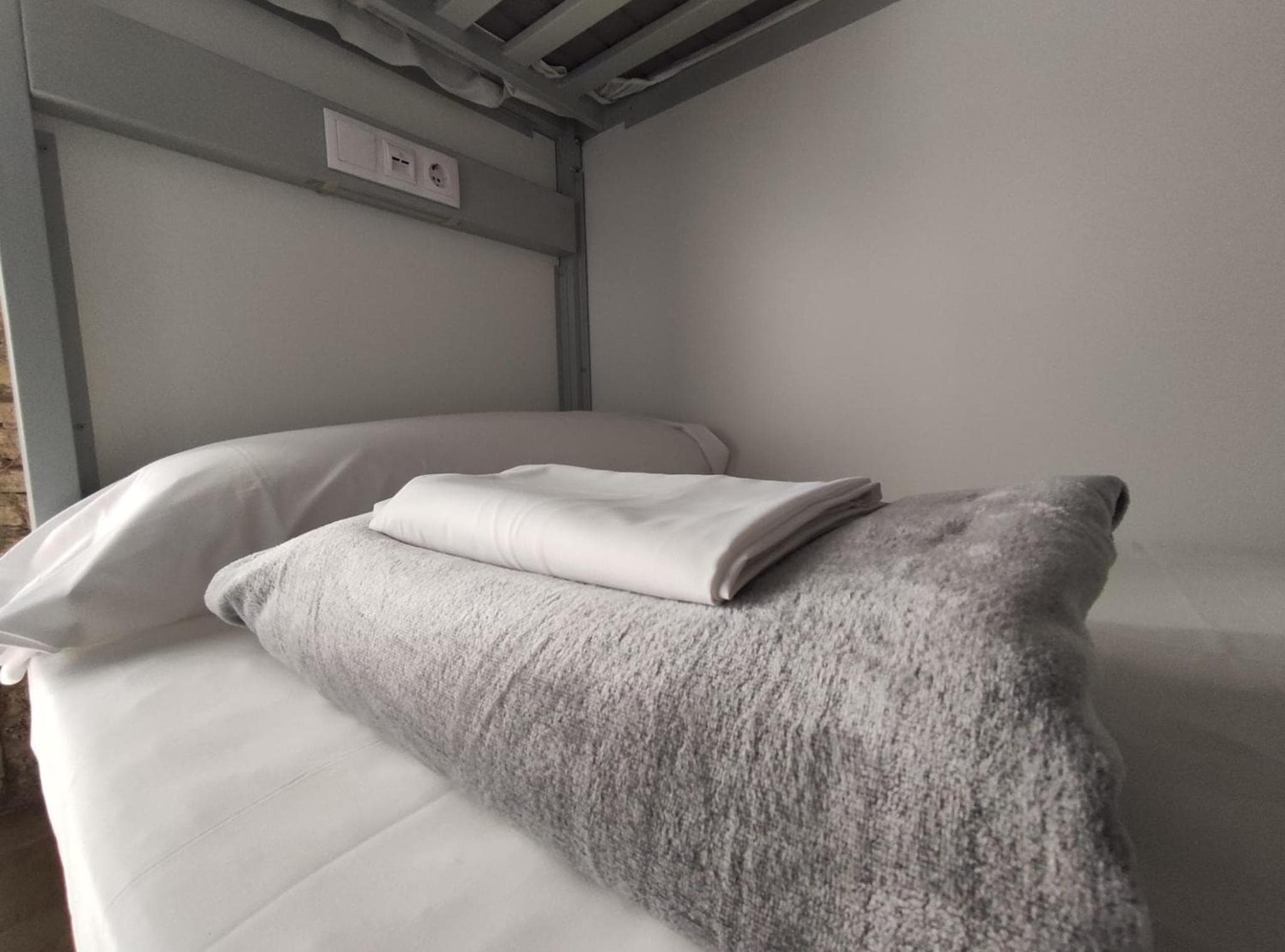 Schwarzer Schwan Hostel Sevilla — 15