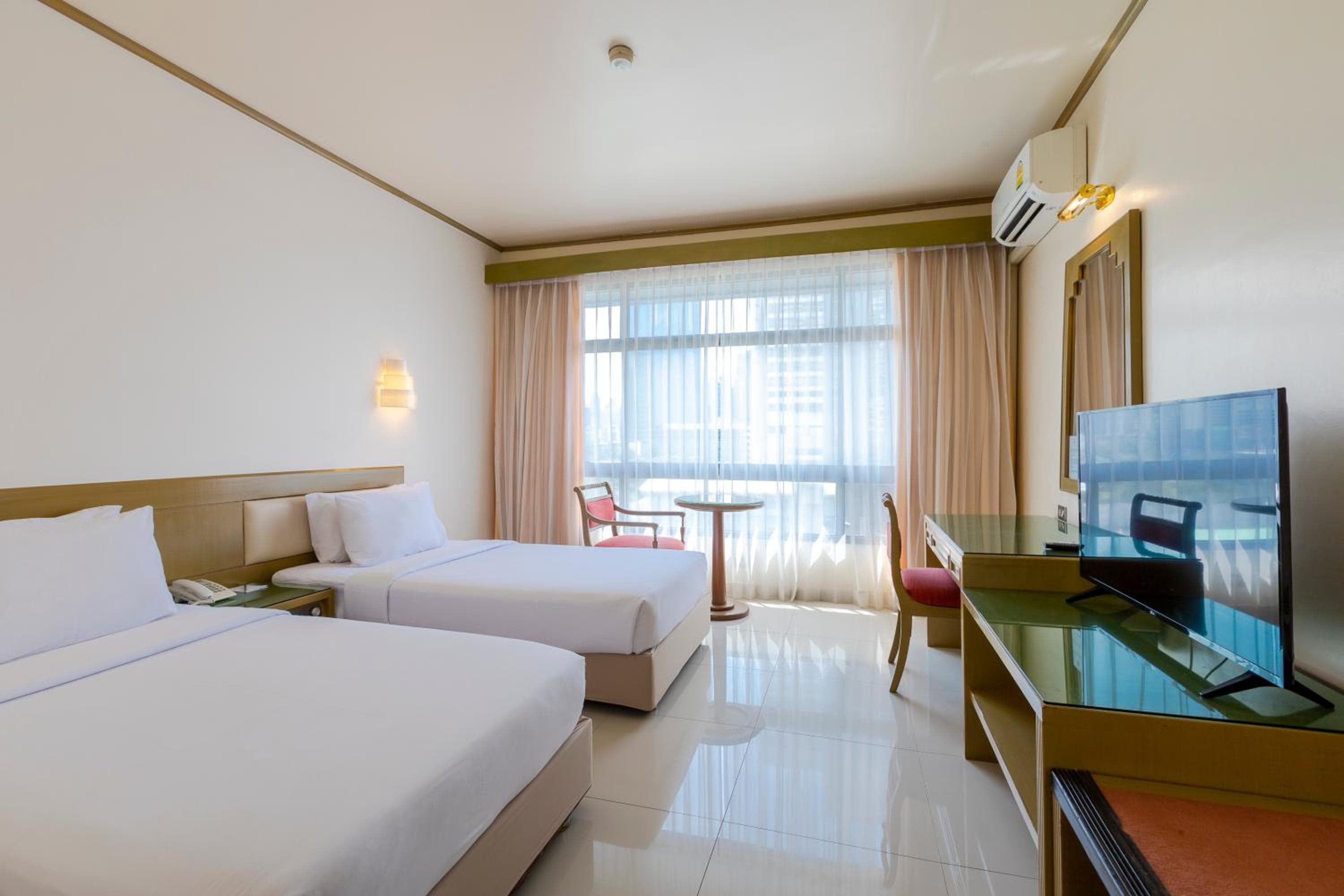 Pinnacle Lumpinee Park Hotel — 4