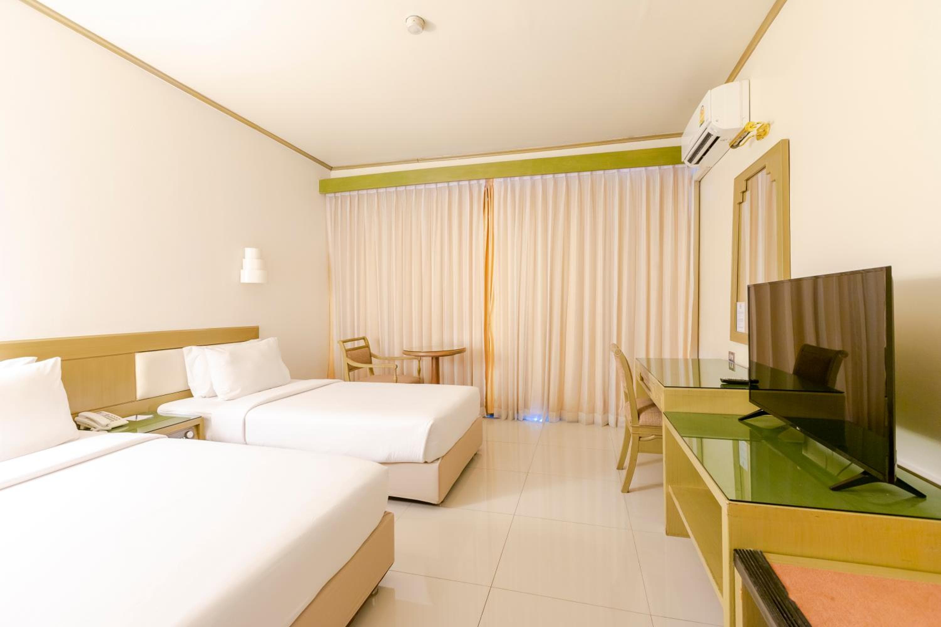 Pinnacle Lumpini Park Hotel — 15
