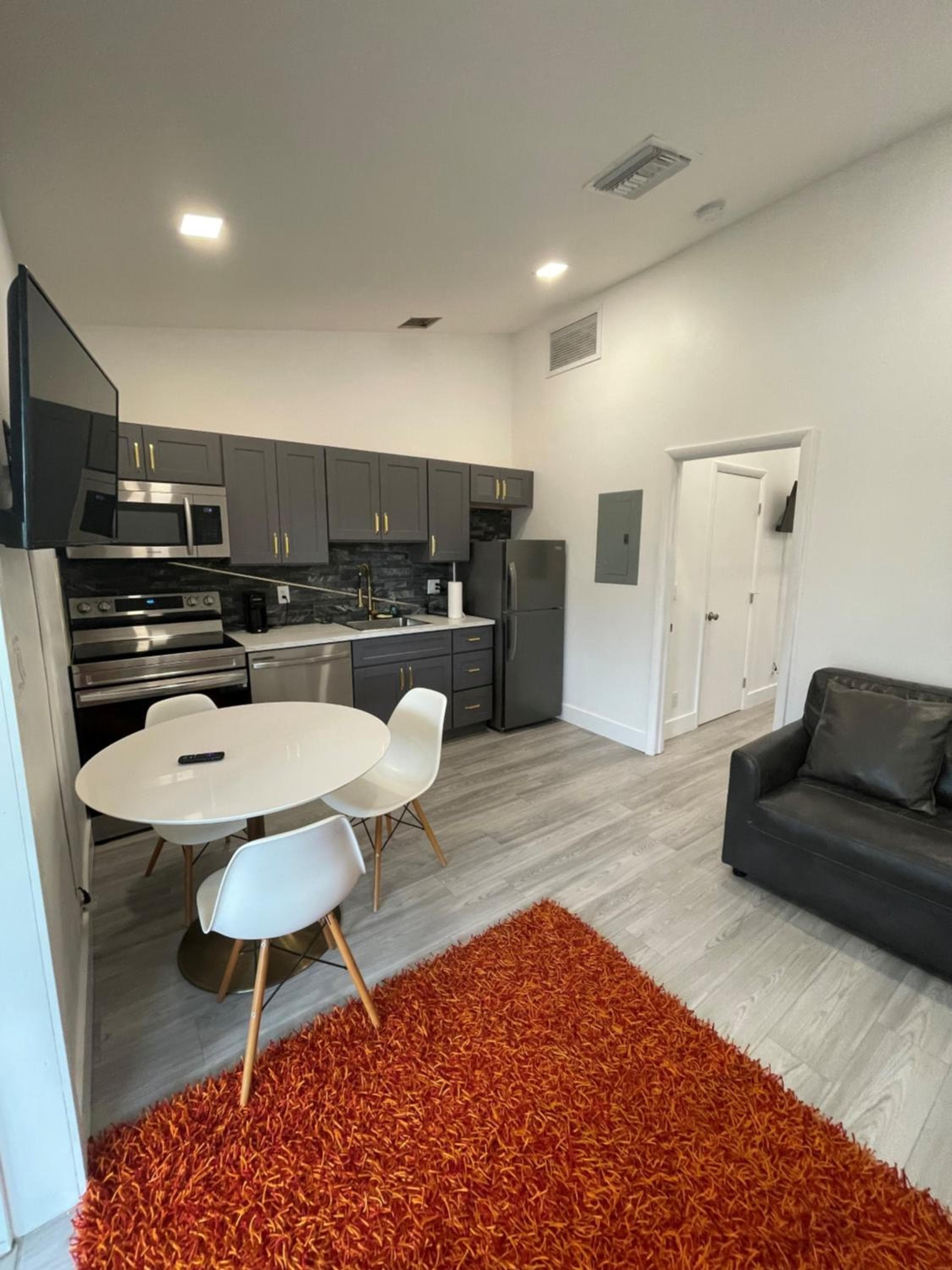 Modern Riverview Apartments — 8