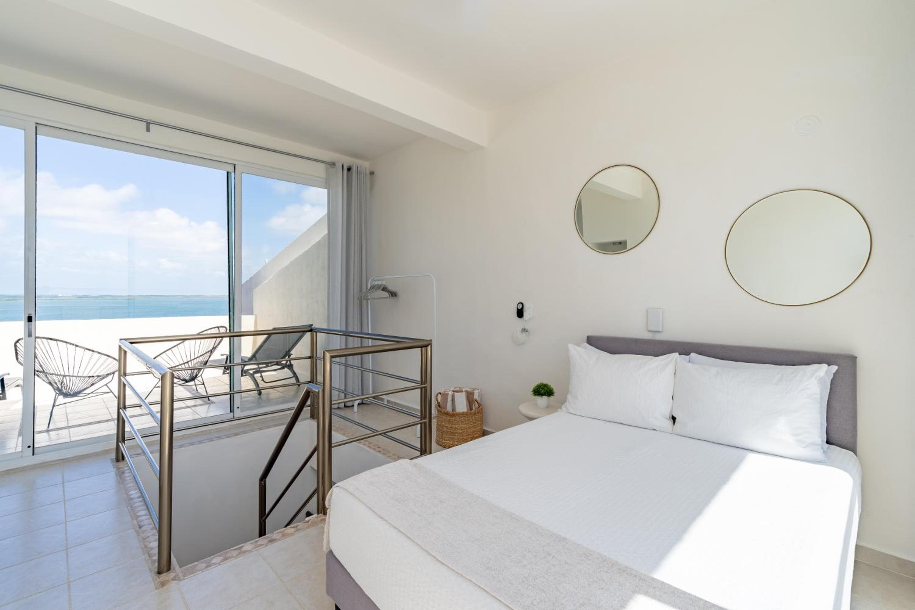 Beachfront Three-Story Coastal Penthouse, 3BR-3BA — 7