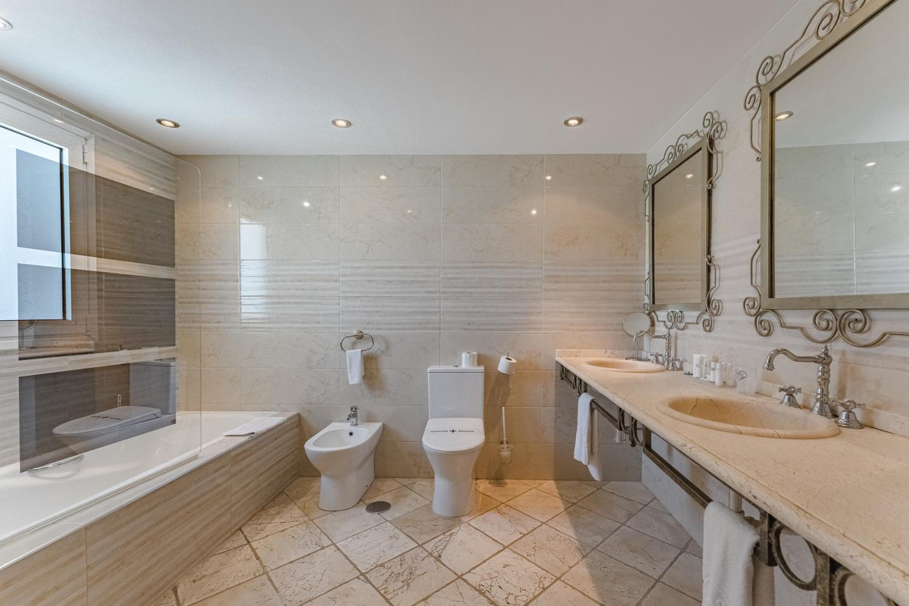 Flamingo Suites Boutique Hotel — 10