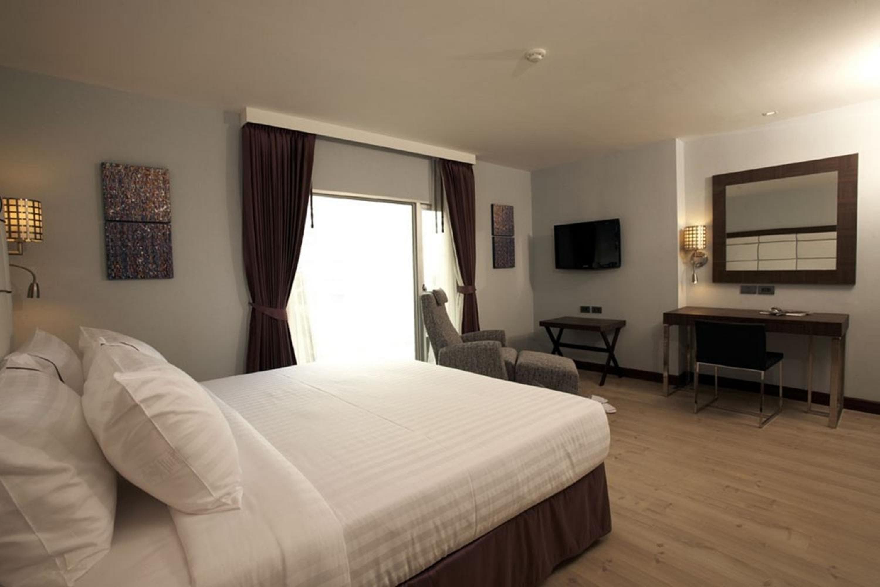 Sukhumvit Suites Hotel — 8