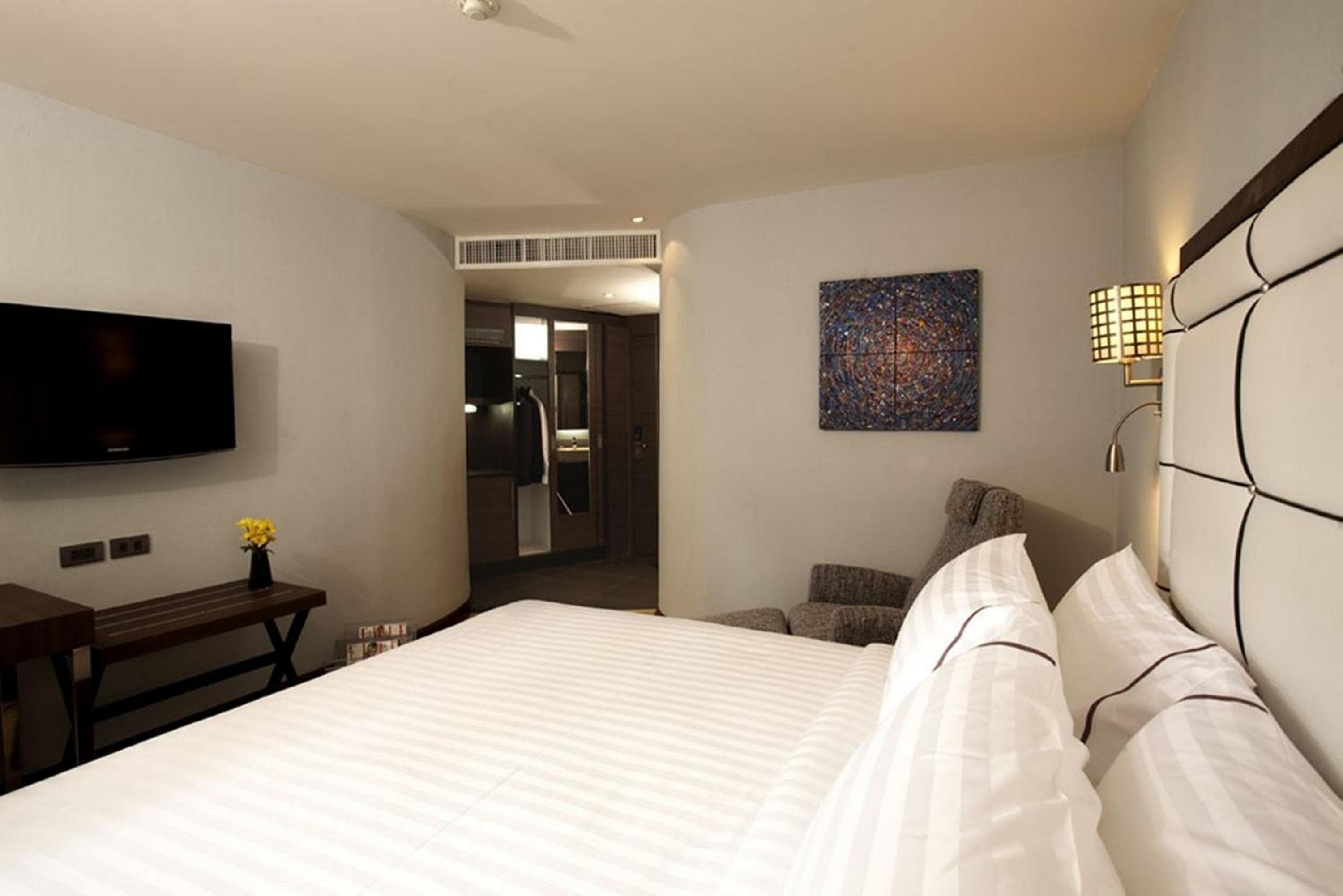 Sukhumvit Suites Hotel — 3