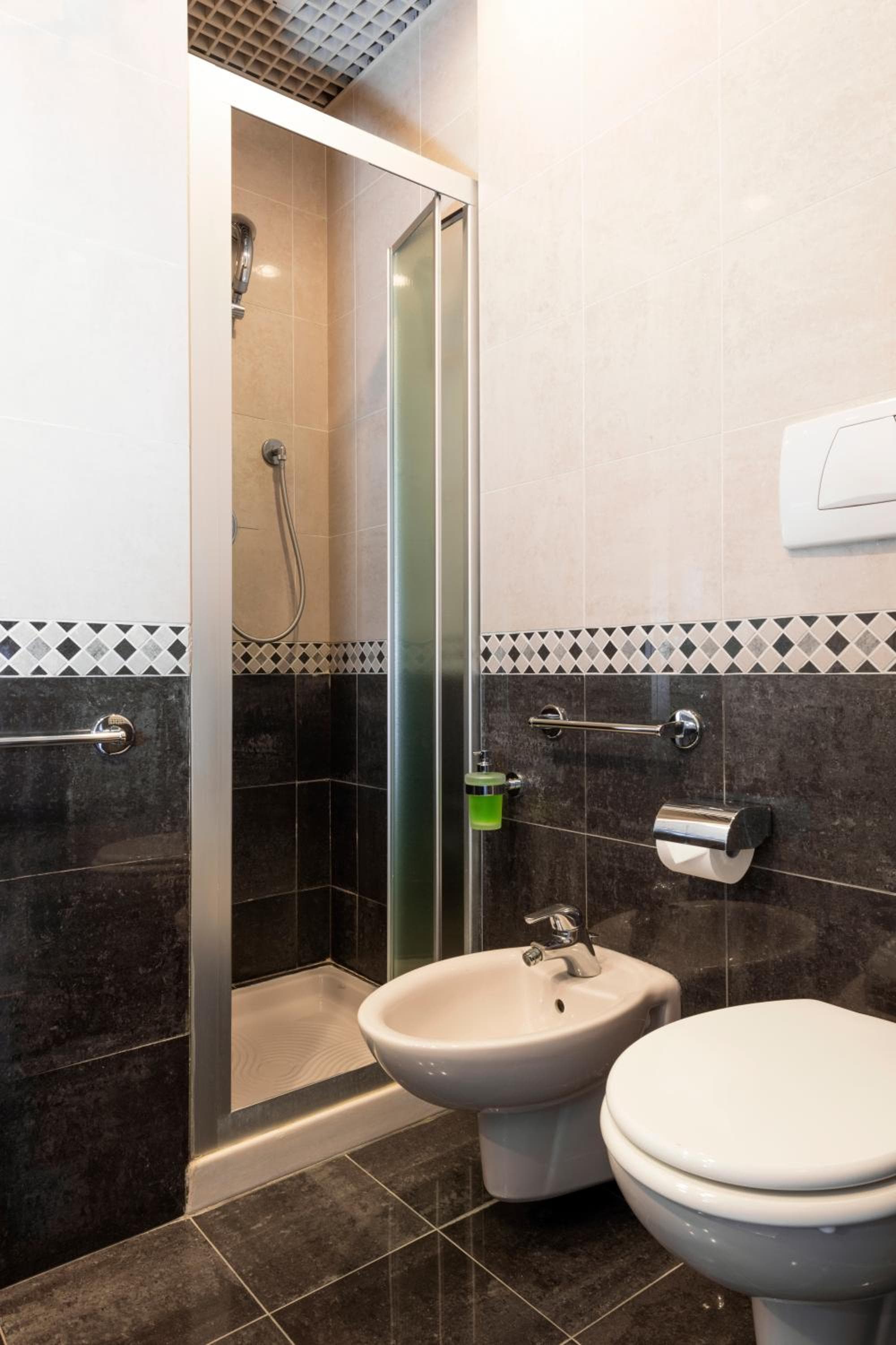 Mokinba Hotels King — 2