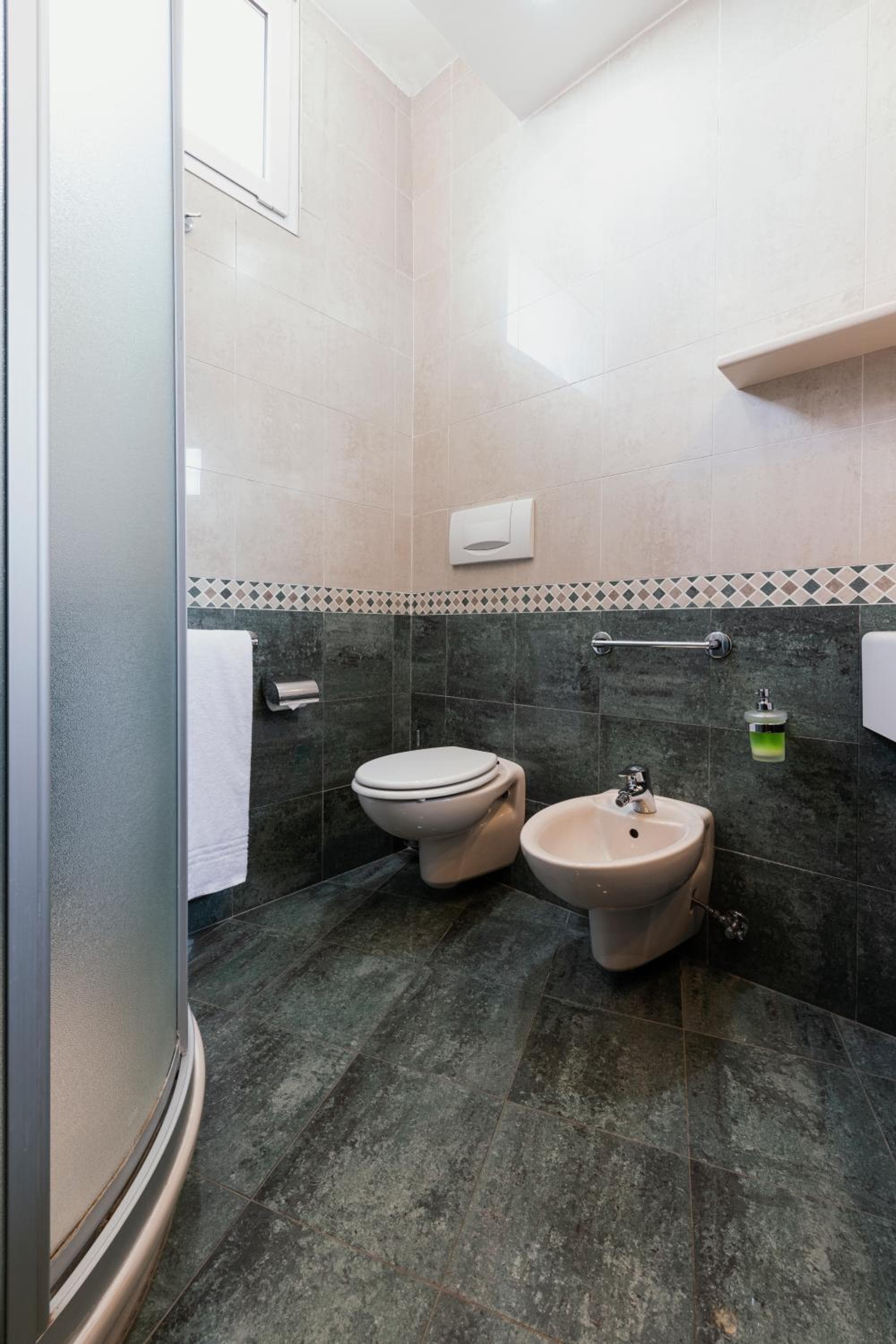 Mokinba Hotels King — 15