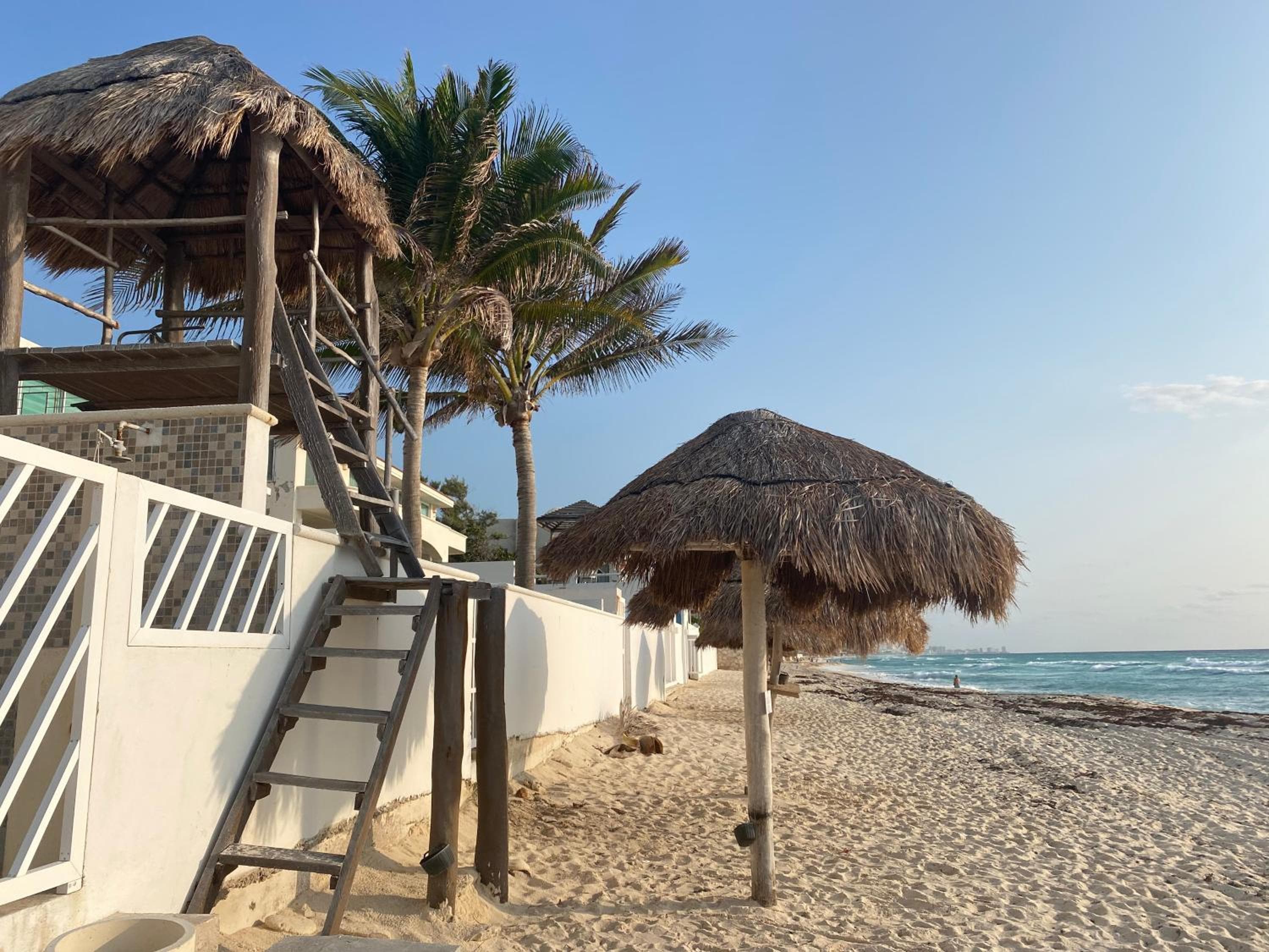 Penthouse mit drei Schlafzimmern und drei Etagen mit Blick auf das Meer am Strand — 12