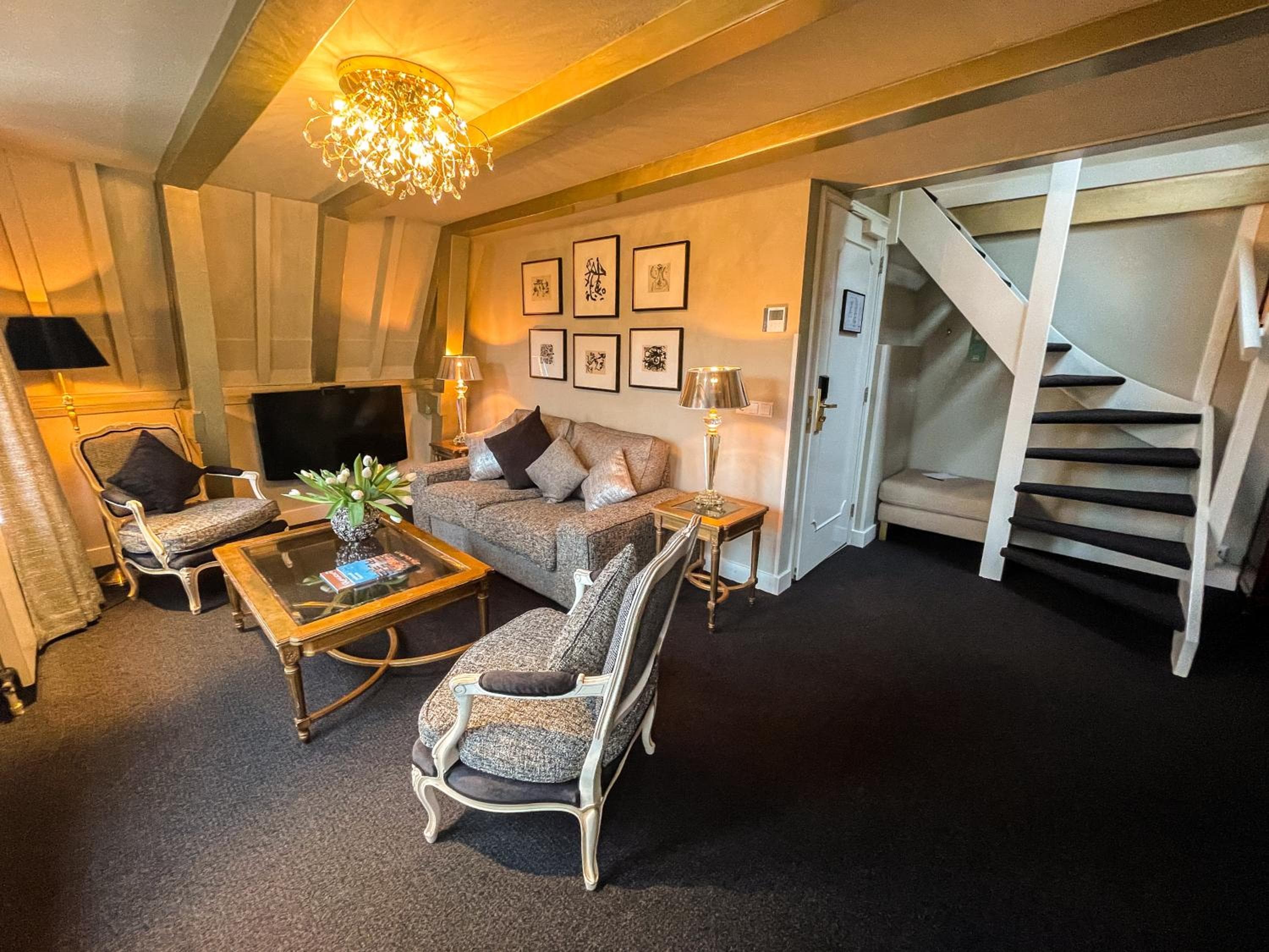 Ambassade Hotel — 24