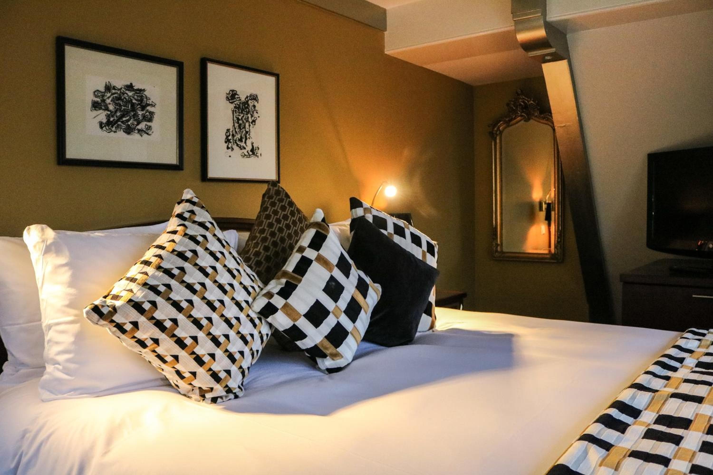 Ambassade Hotel — 24