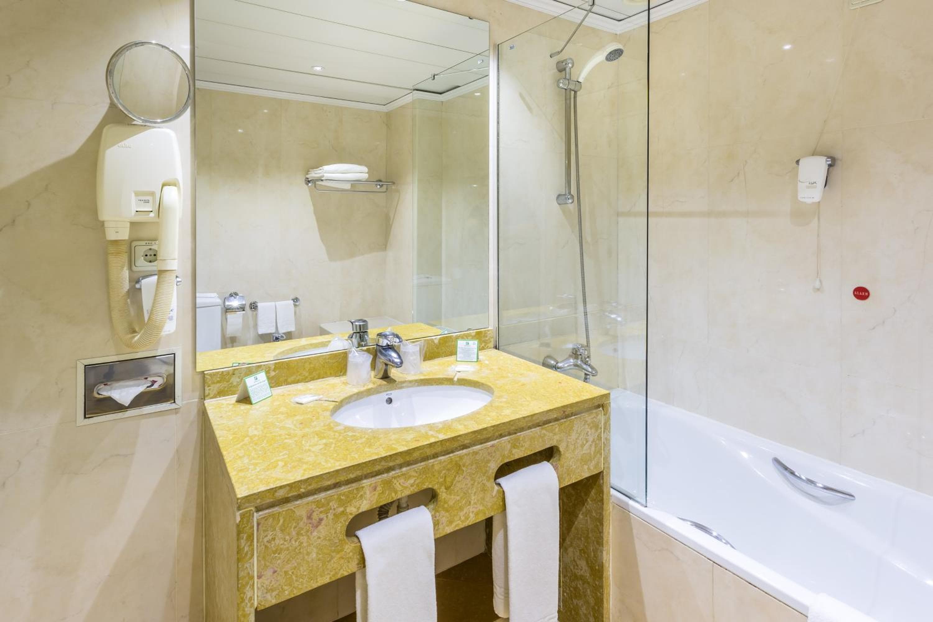Holiday Inn Lisbon by IHG — 8