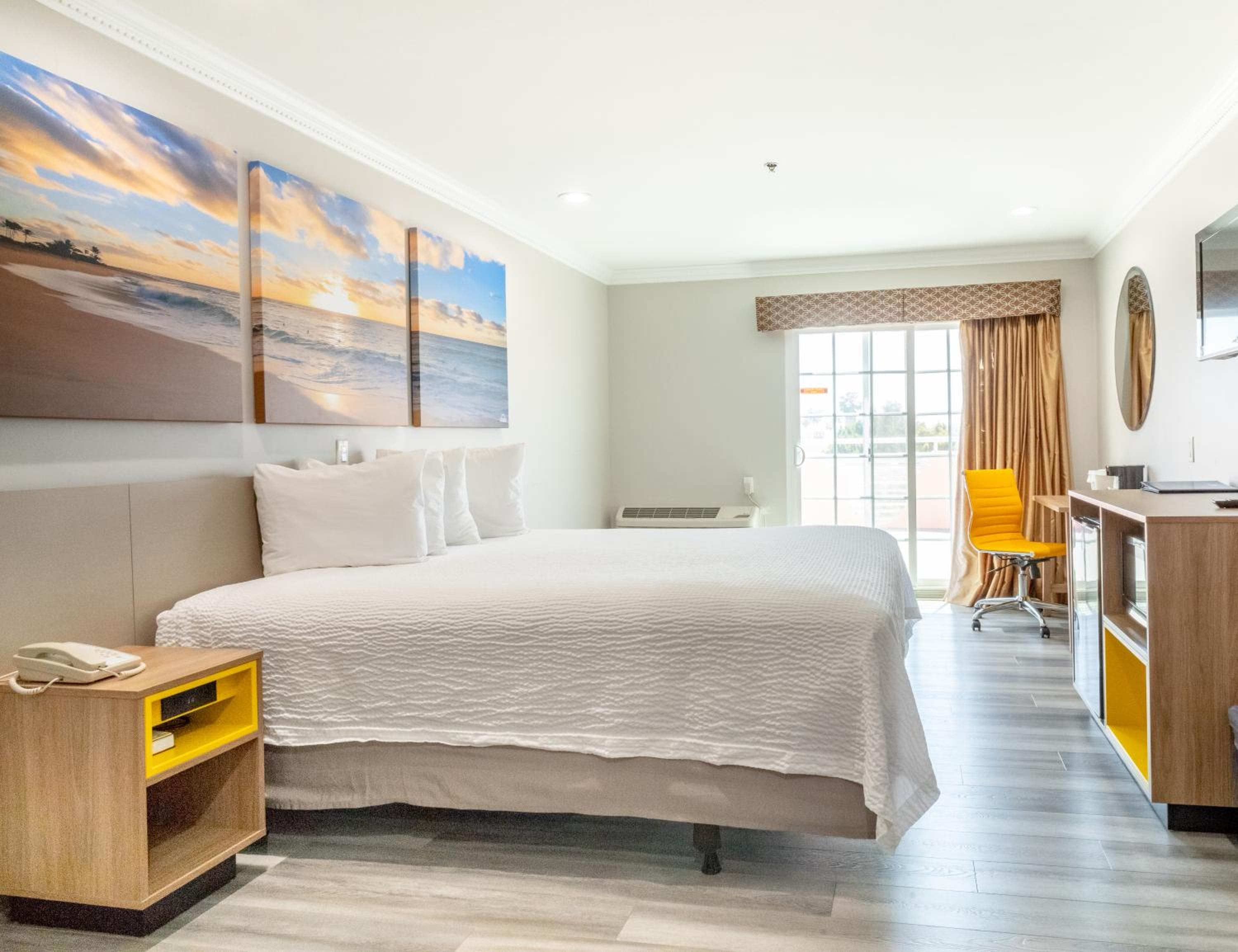 Days Inn by Wyndham Santa Monica — 10
