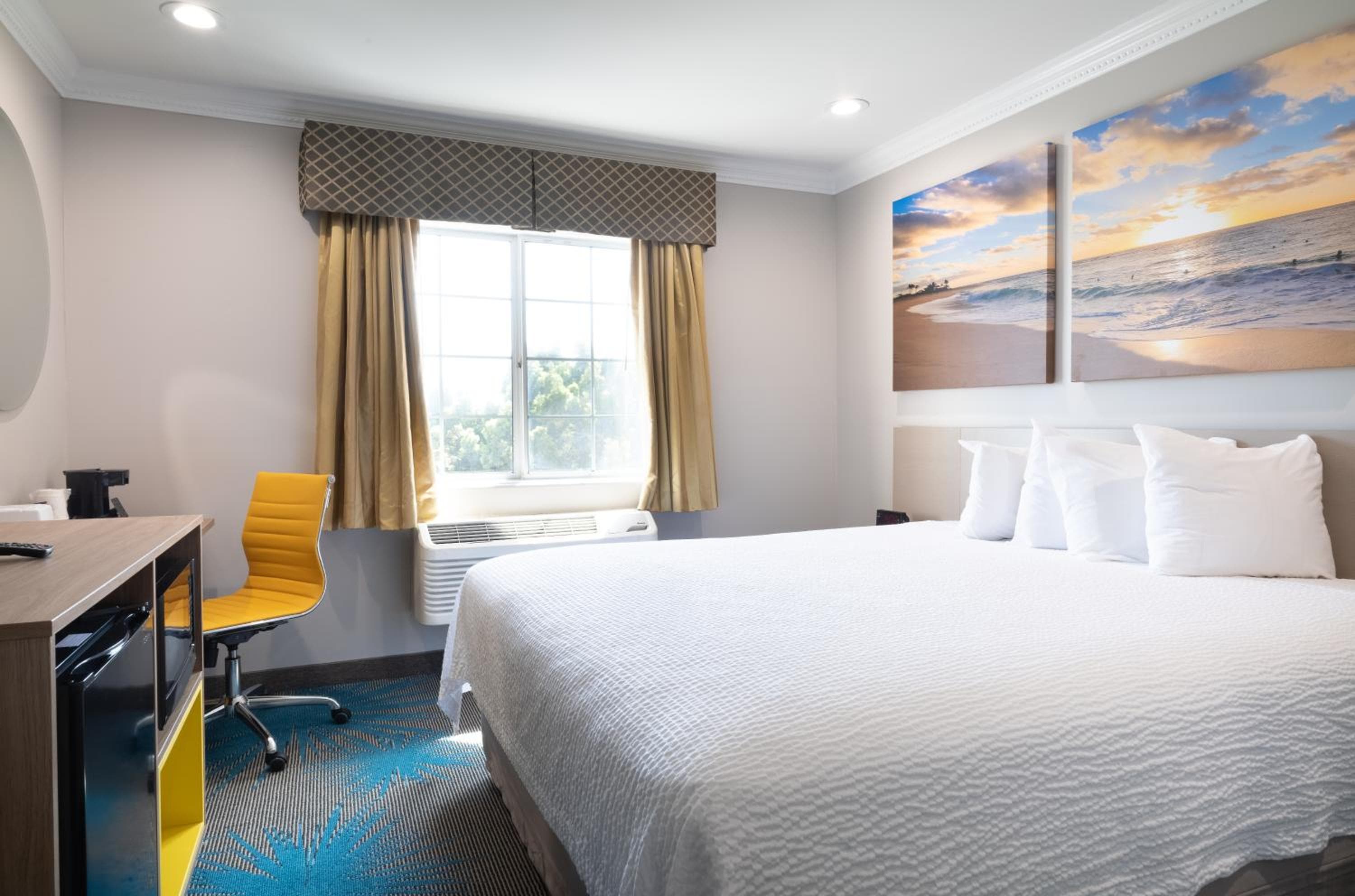 Days Inn by Wyndham Santa Monica — 9