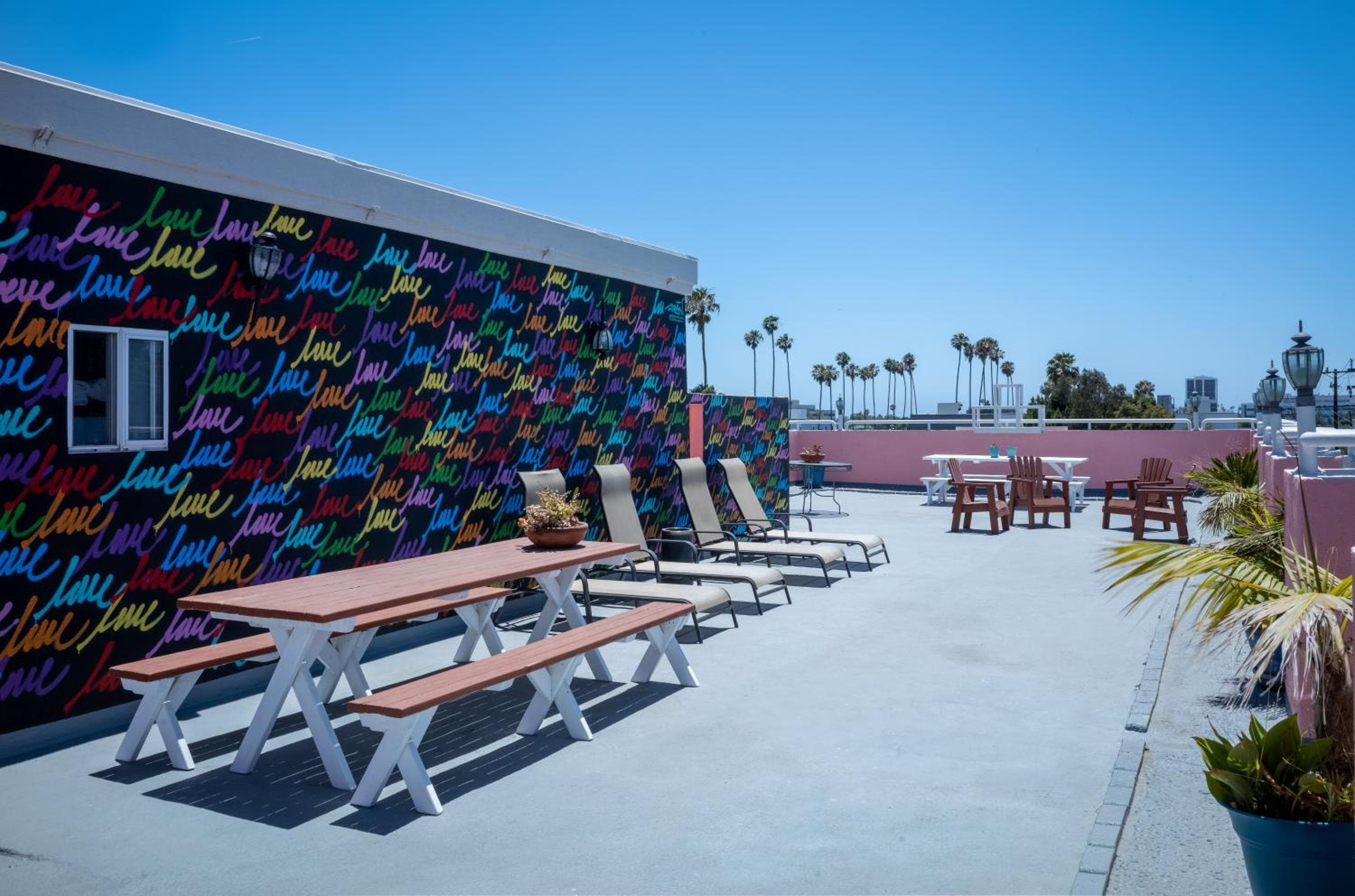 Days Inn by Wyndham Santa Monica — 11