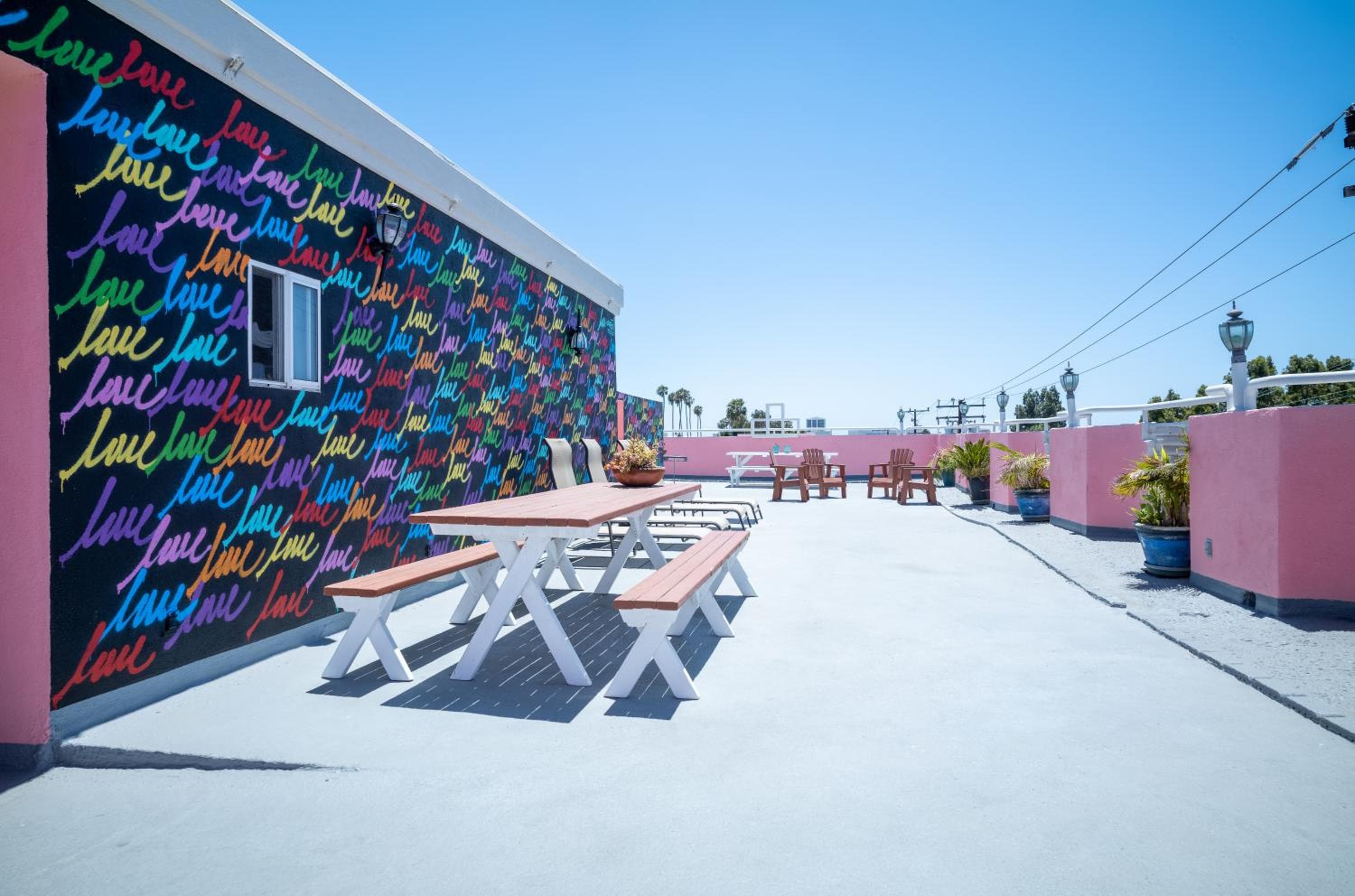 Days Inn by Wyndham Santa Monica — 25