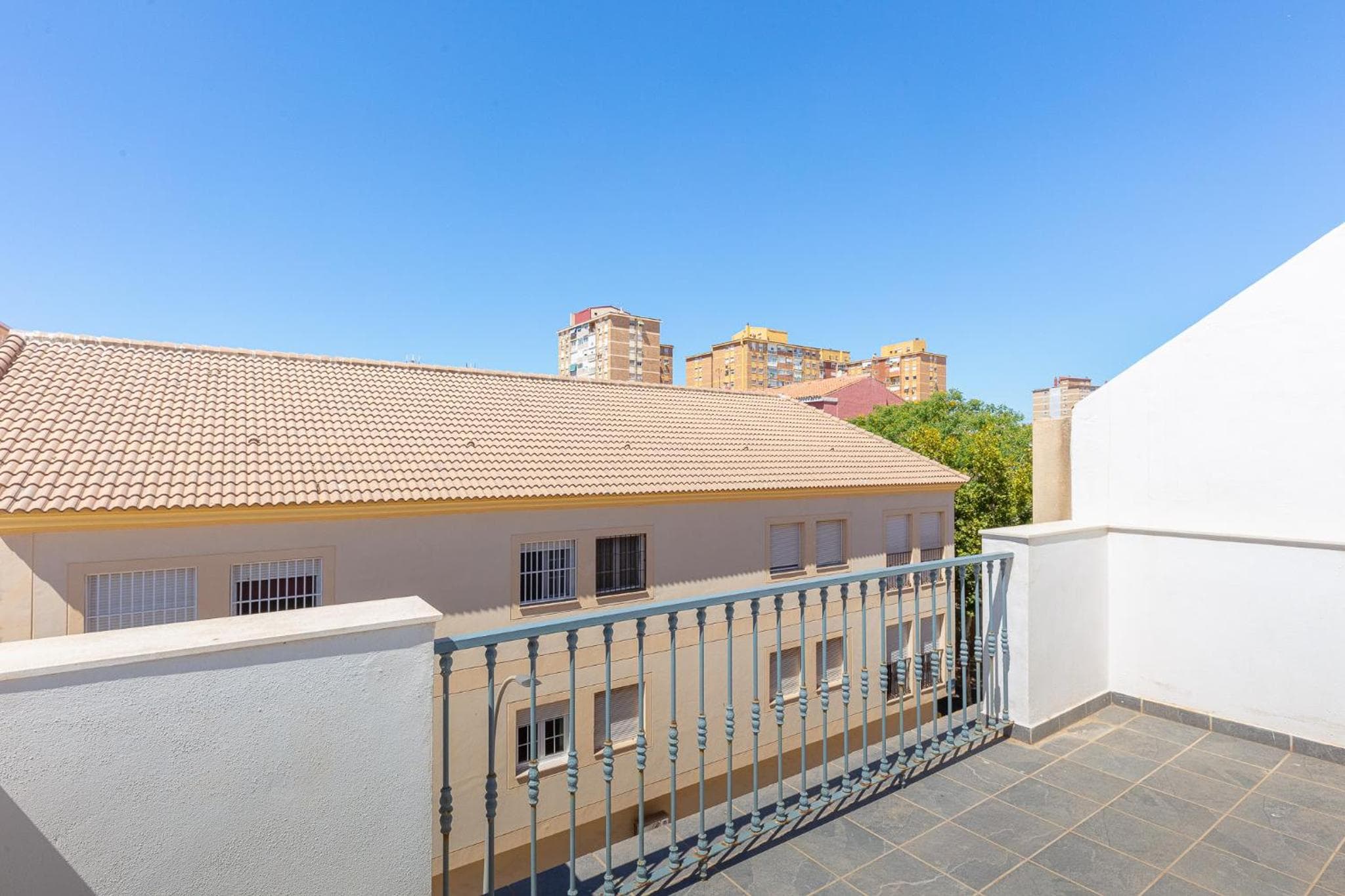 Apartamentos Lola Beach — 2