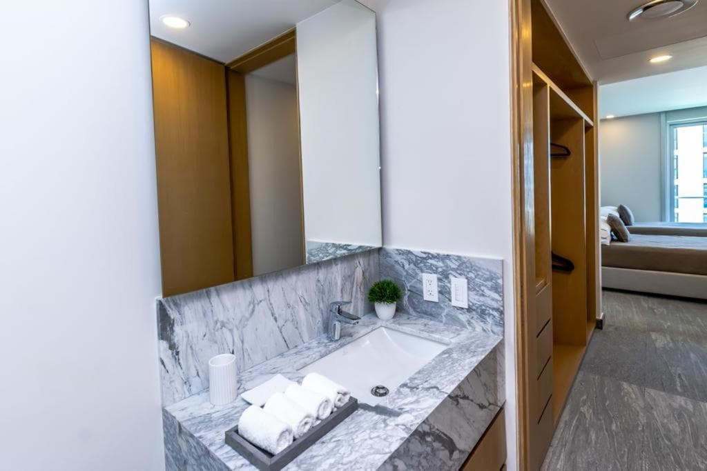 Luxury 3 BR Condo rooftop pool, near the beach — 22