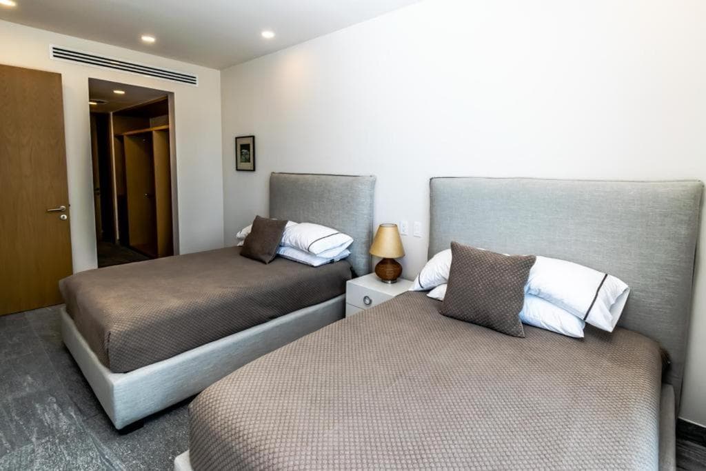 Luxury 3 BR Condo rooftop pool, near the beach — 3