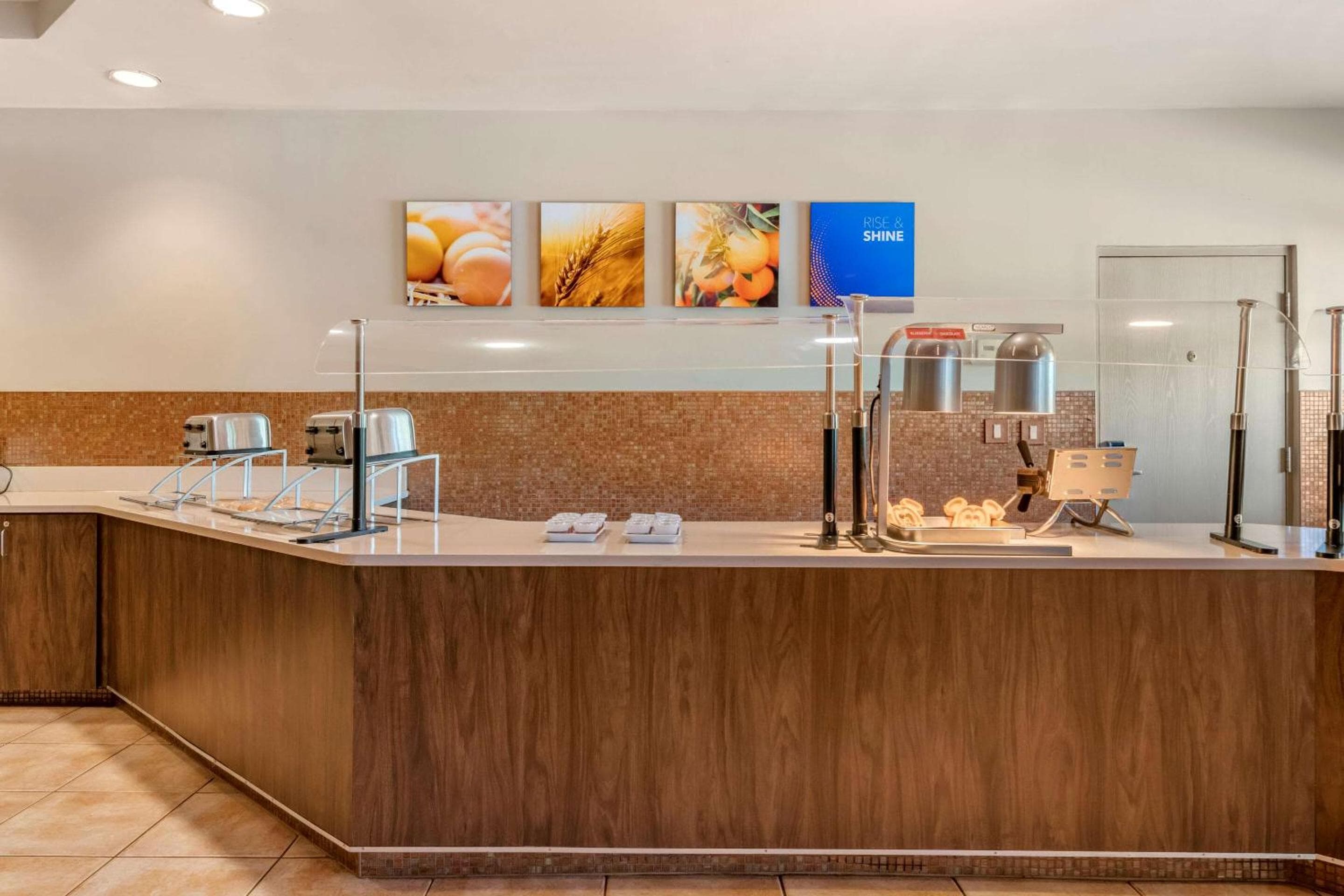 Comfort Suites Maingate East — 23