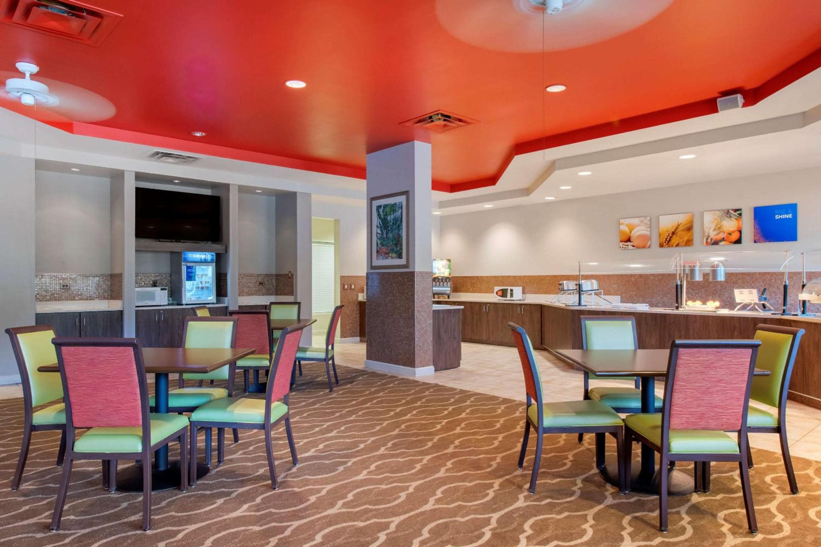Comfort Suites Maingate East — 25