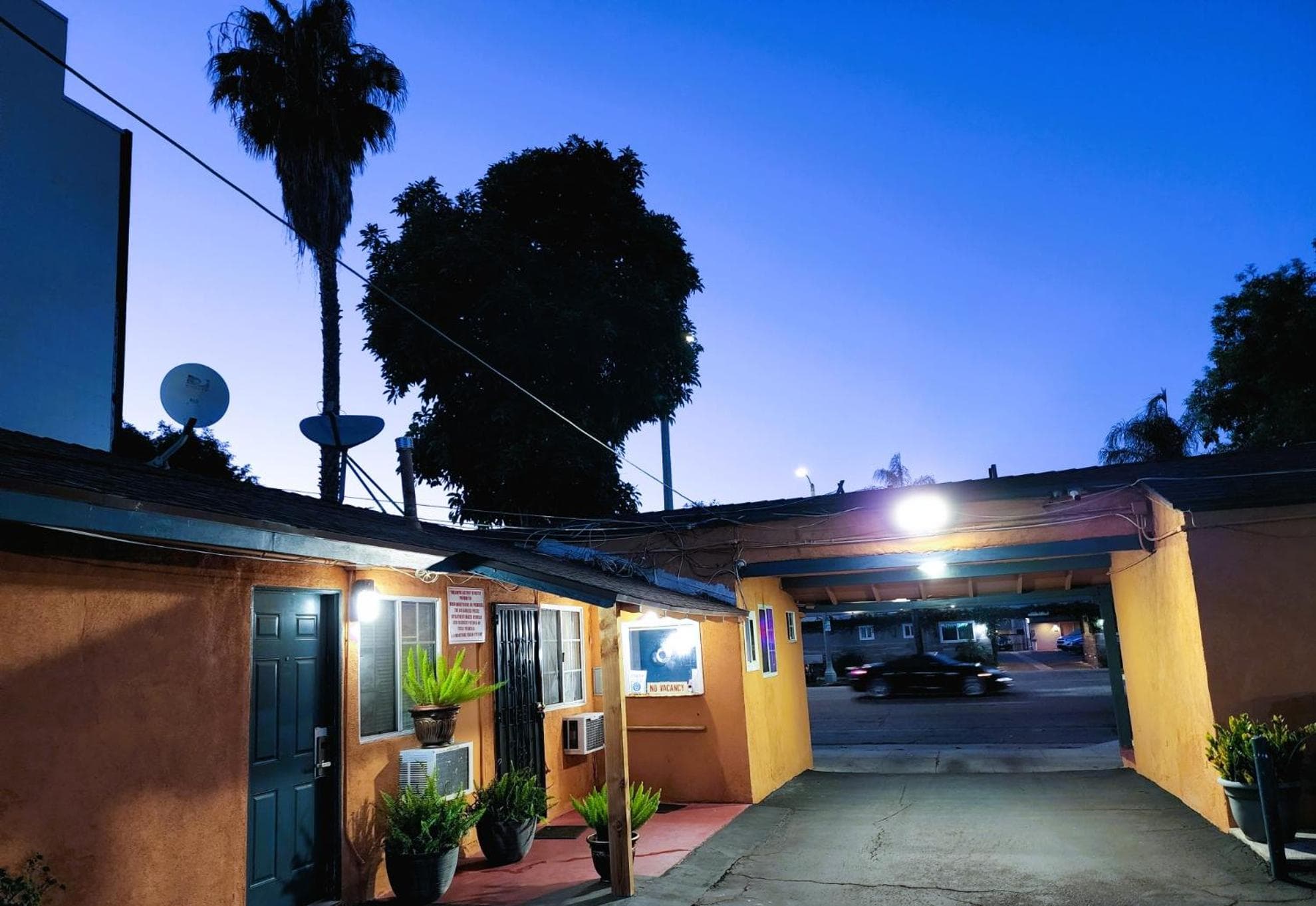 DAY N NIGHT INN - Near Universal Studios Hollywood — 1