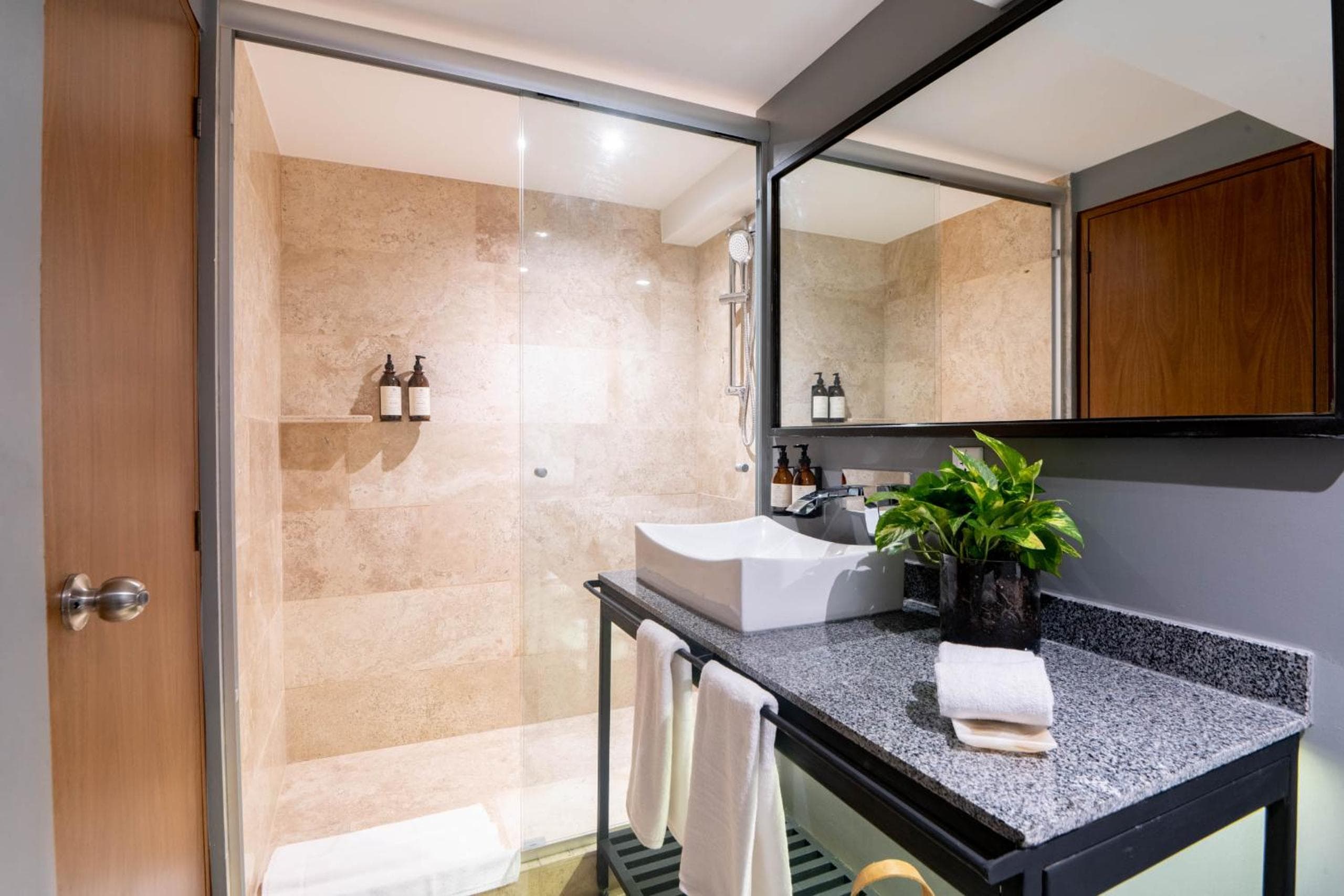 HOTEL LUCA — 22